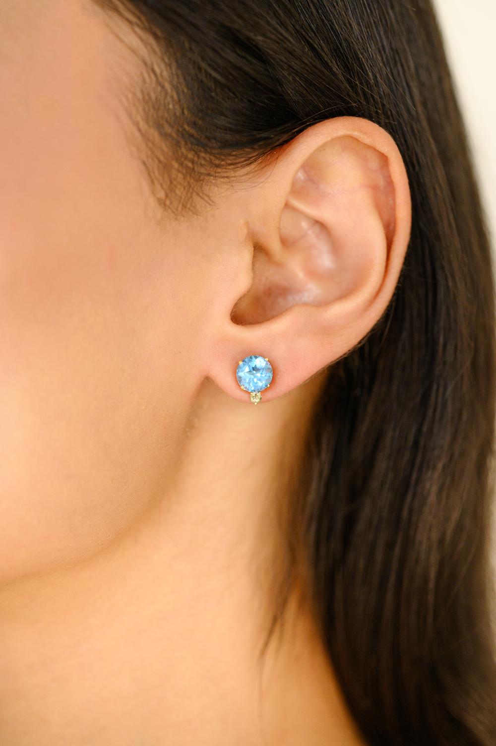 Women's Brilliant Cut Blue Topaz Diamond Pendant Ring Earrings Set in 18k Yellow Gold For Sale