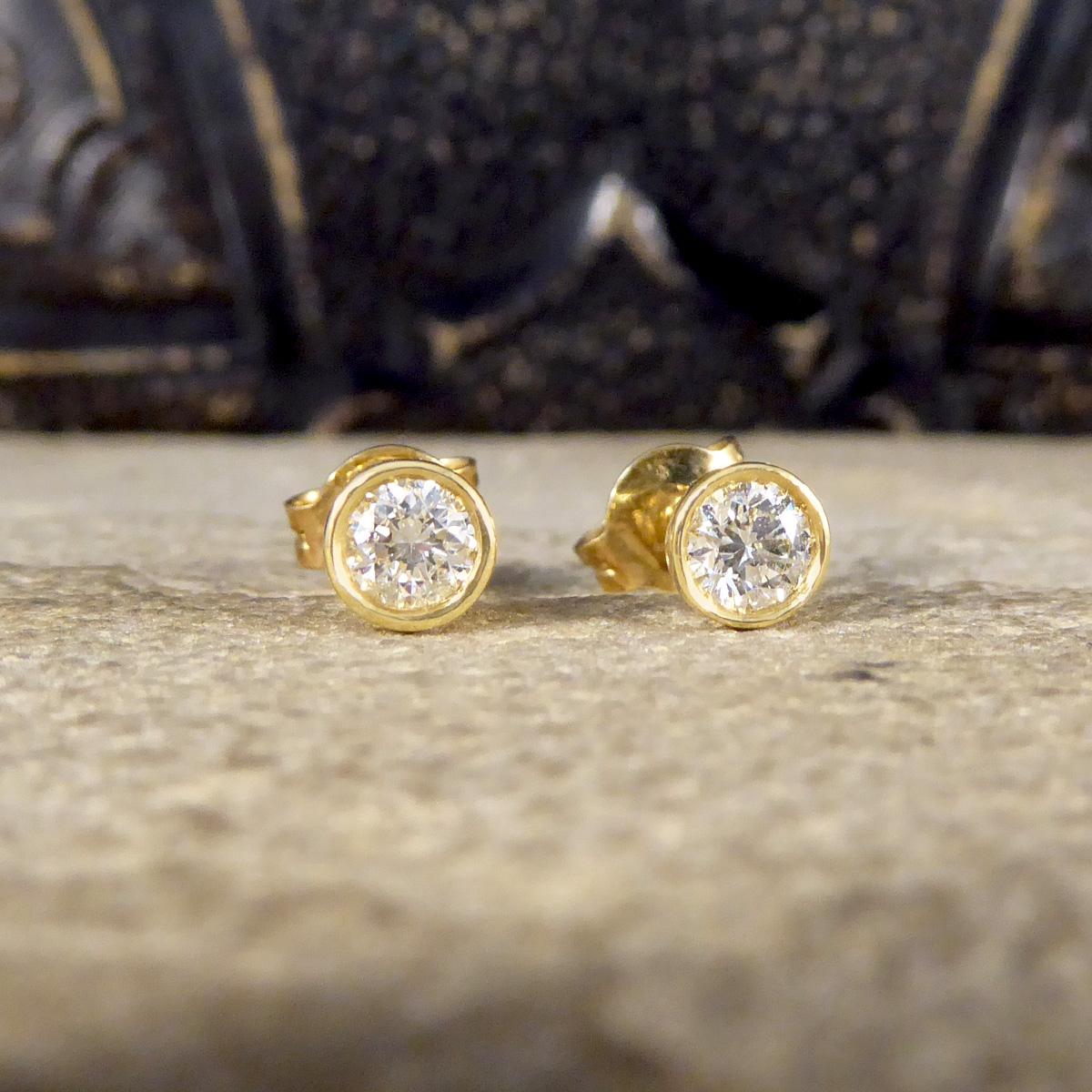 Modern Brilliant Cut Collar Set 0.50ct Diamond Stud Earrings in 18ct Yellow Gold For Sale