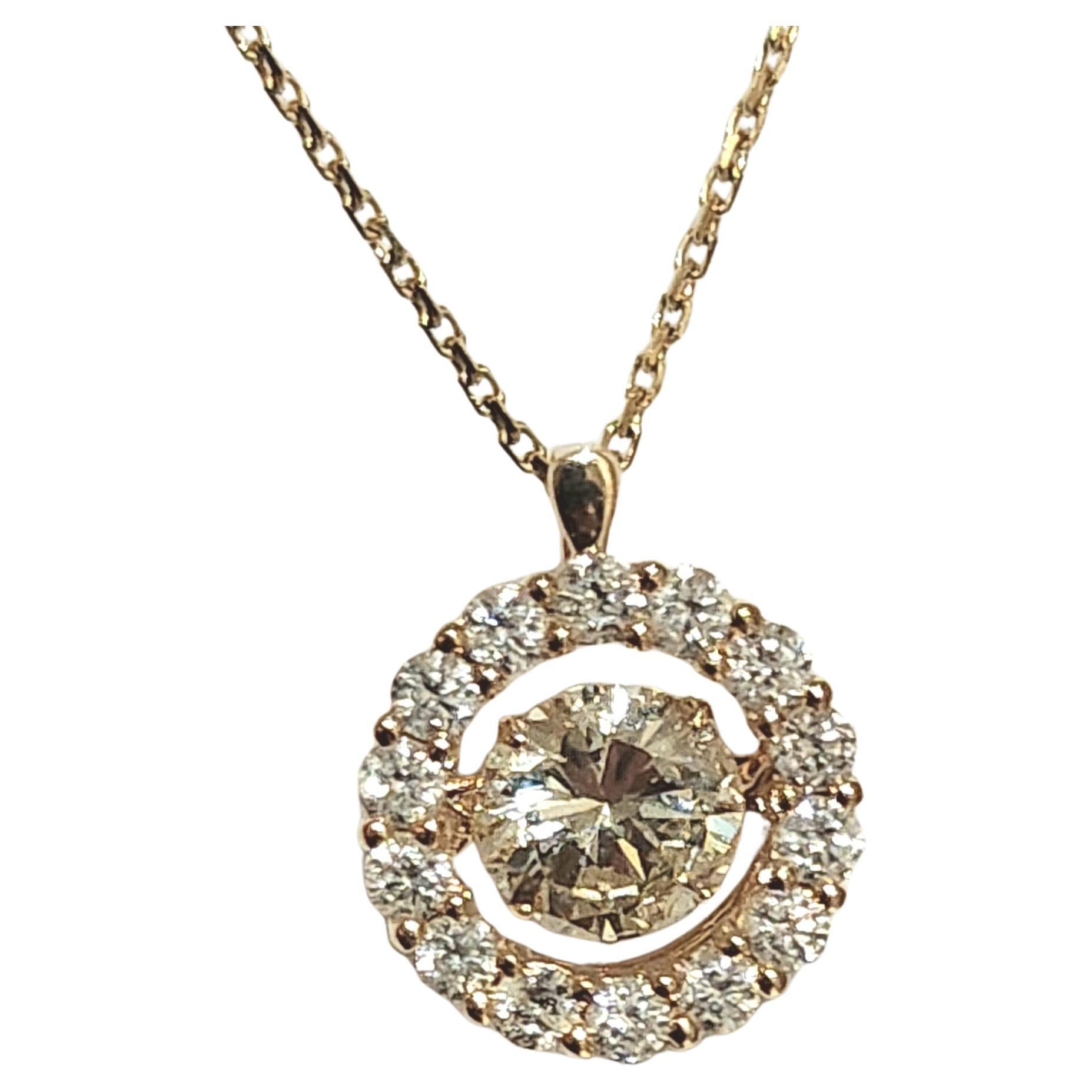 Pendentif en or jaune 14k centré avec une coupe brillante ludique 0.85 carats I couleur vvs2 clarté flanqué de plus petits diamants incluant une chaîne de 45cm.