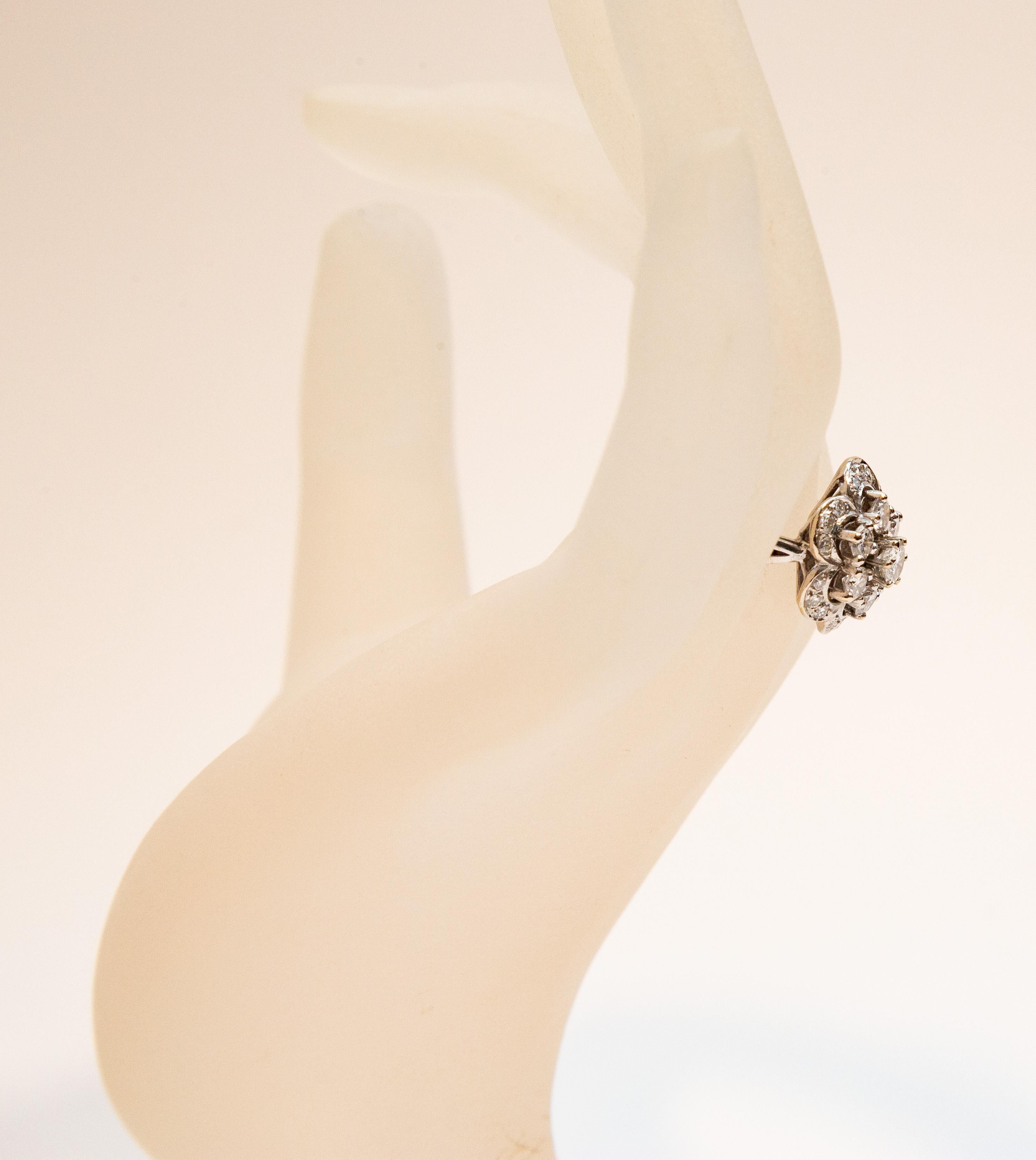 Bague en or blanc 14 carats avec diamant taillé en brillant en vente 7