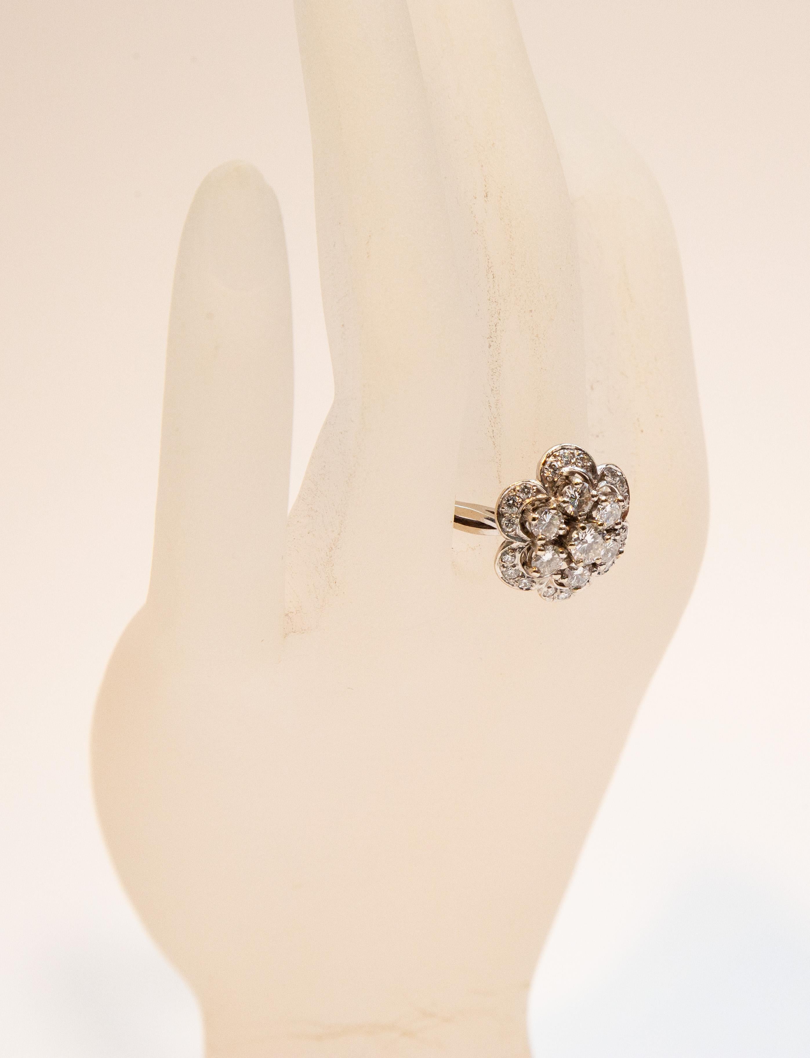 Bague en or blanc 14 carats avec diamant taillé en brillant en vente 10