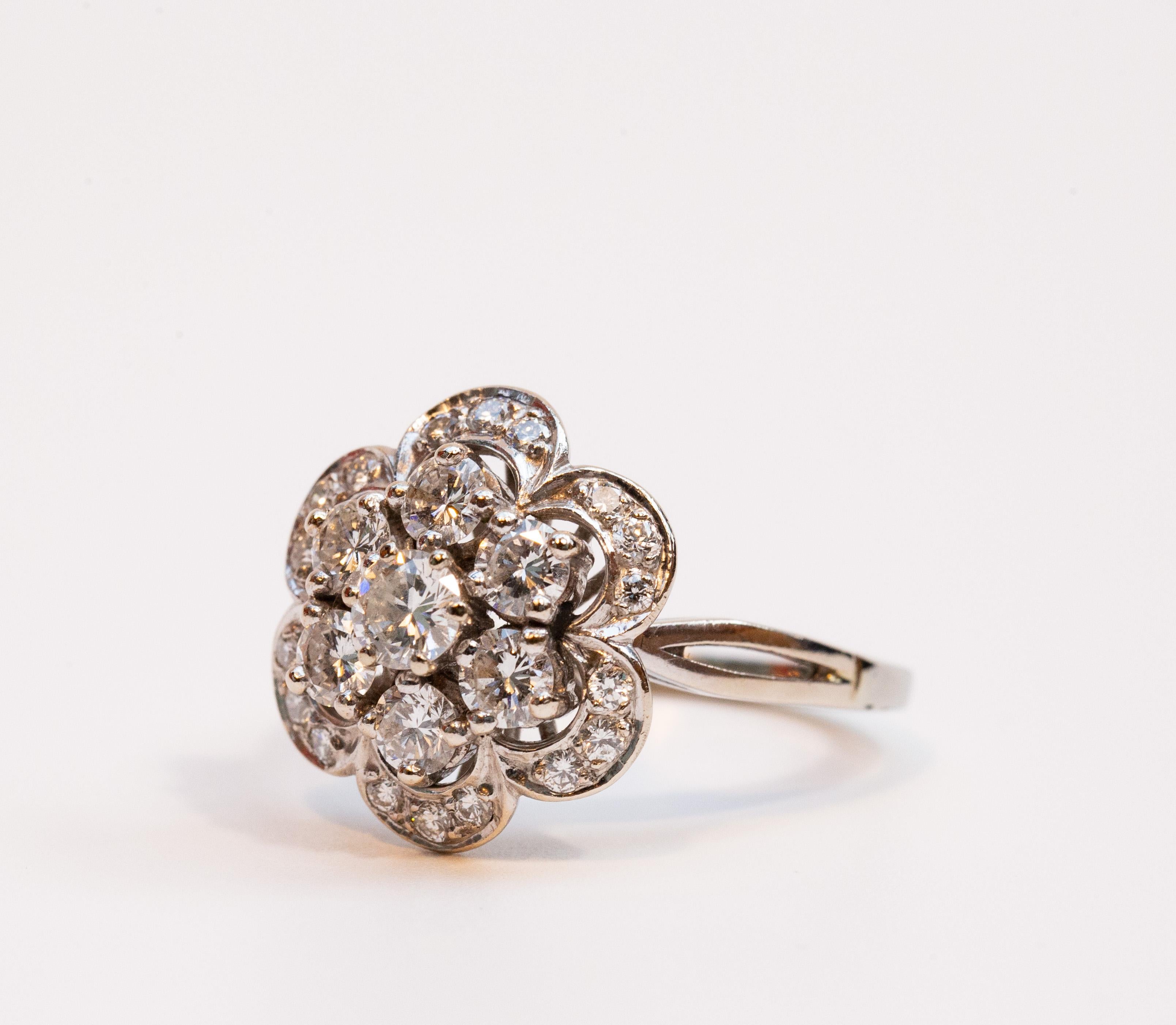 Bague en or blanc 14 carats avec diamant taillé en brillant en vente 2