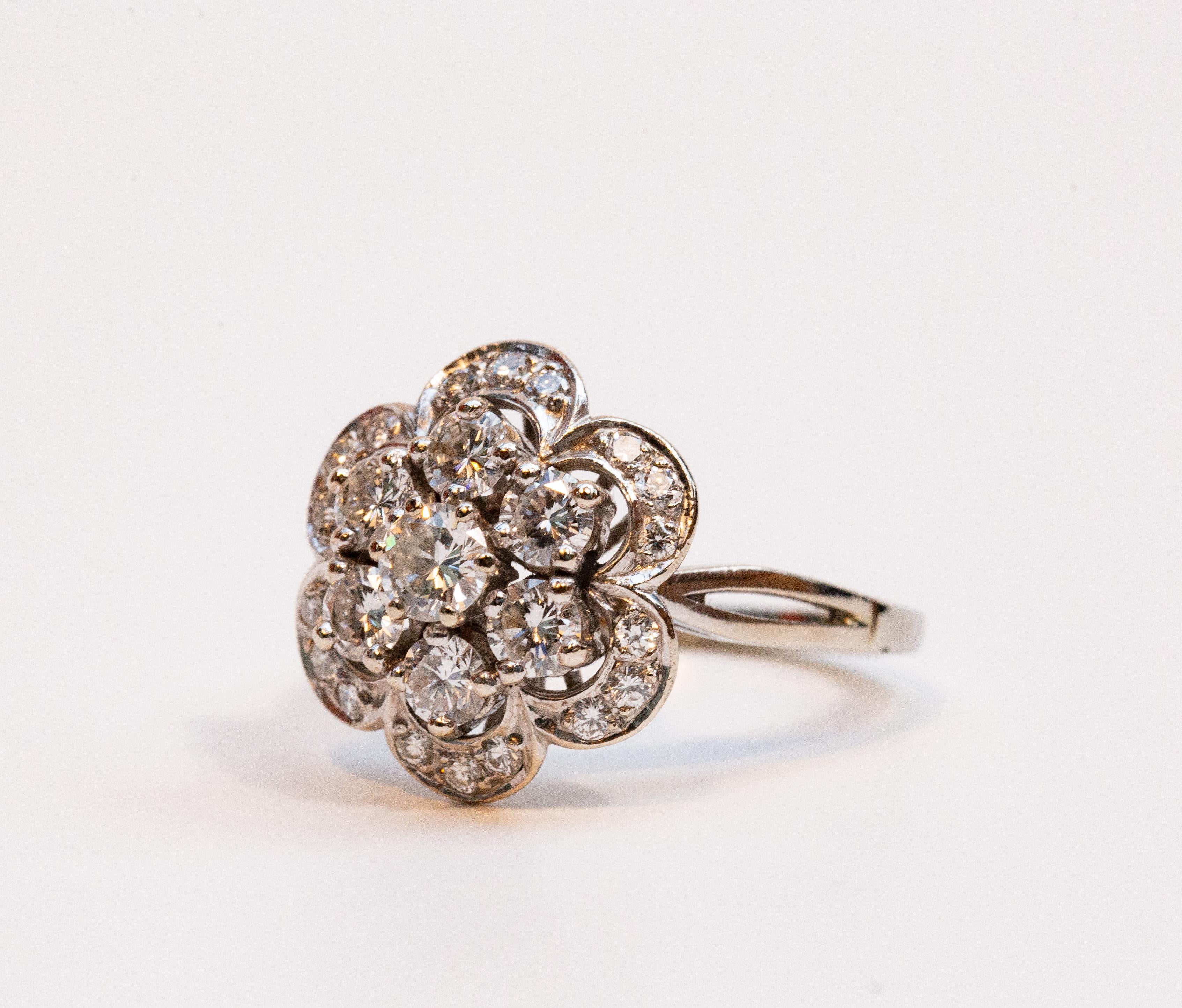 Bague en or blanc 14 carats avec diamant taillé en brillant en vente 3
