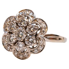 Cluster-Ring aus 14 Karat Weißgold mit Diamanten im Brillantschliff