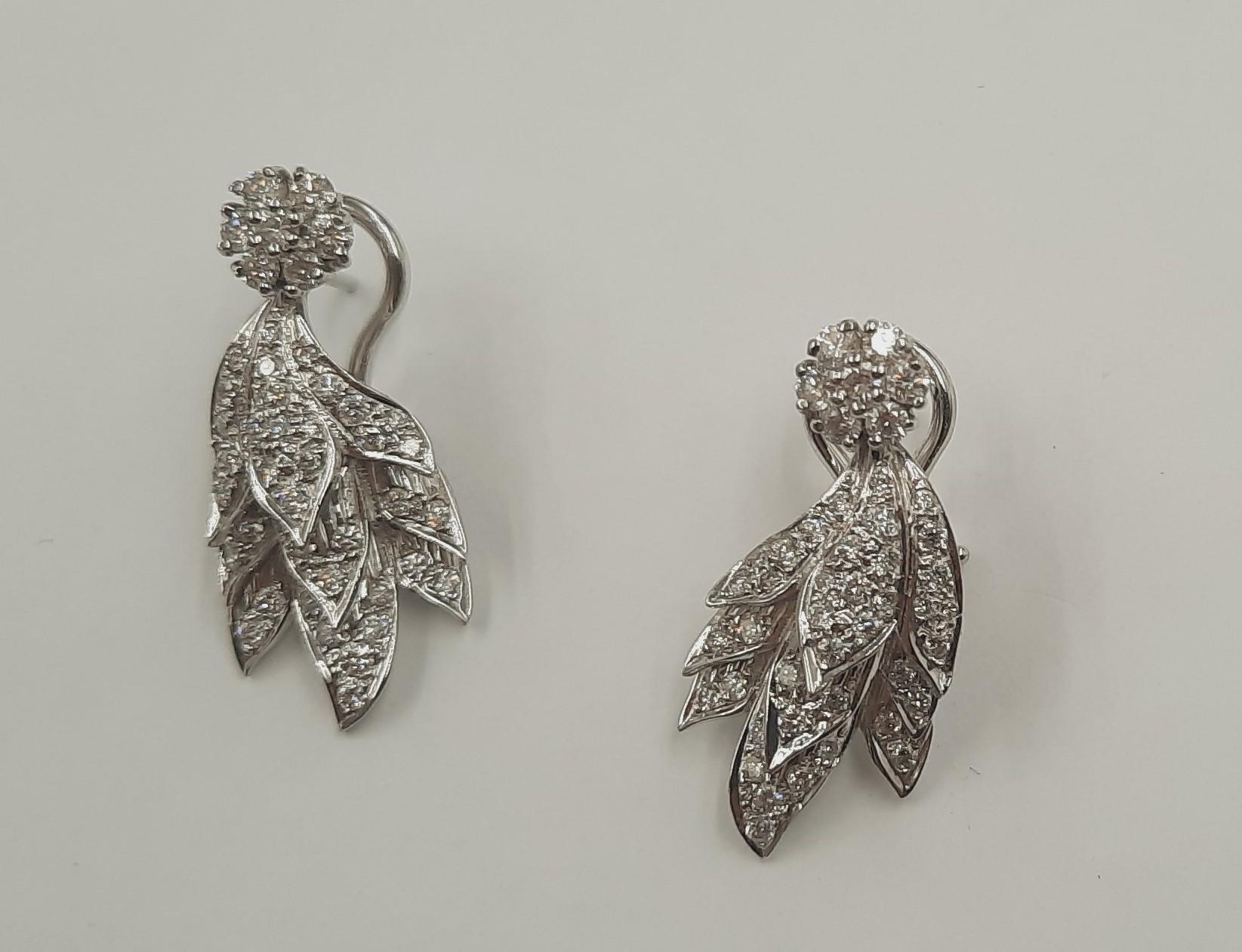 Elegant en tremblant brilliant cut diamond (1.73 carats), 18 carats white gold (8.90 grams) leaves earrings. 