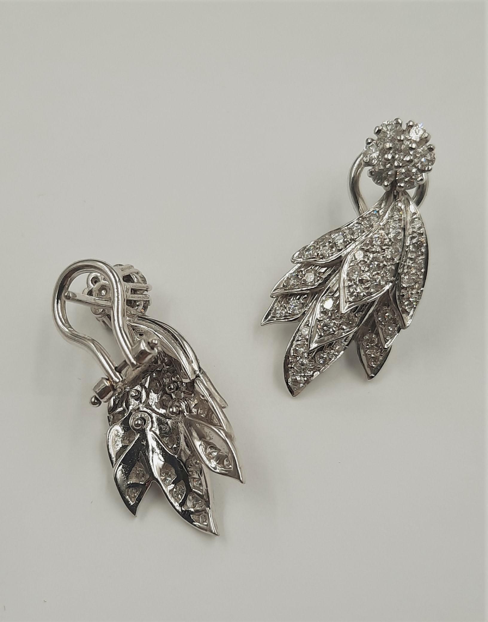Contemporary Brilliant Cut Diamond 18 Carats White Gold En Tremblant Leaves Earrings For Sale
