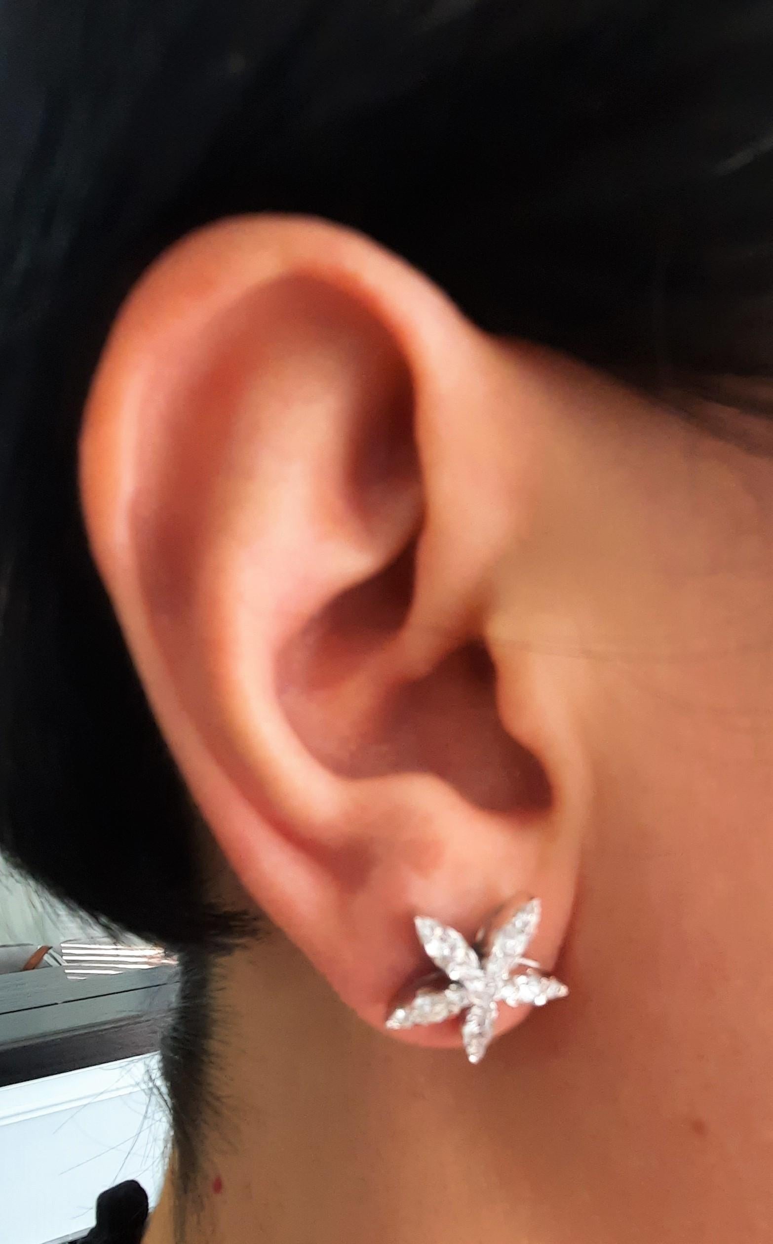 Contemporary Brilliant Cut Diamond 18 Carats White Gold Flower Earrings For Sale