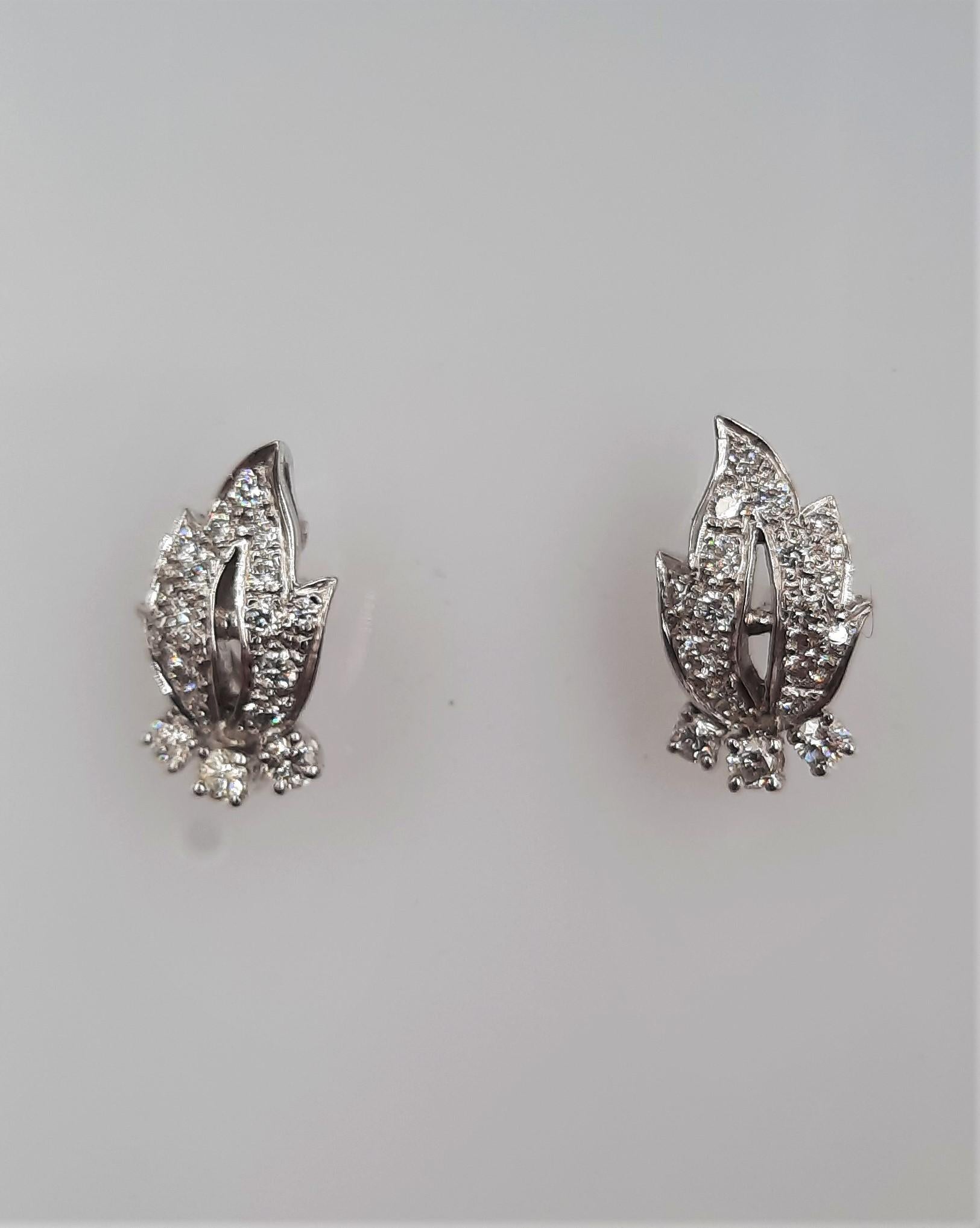 Contemporary Brilliant Cut Diamond 18 Carats White Gold Medium Leaves Earrings For Sale