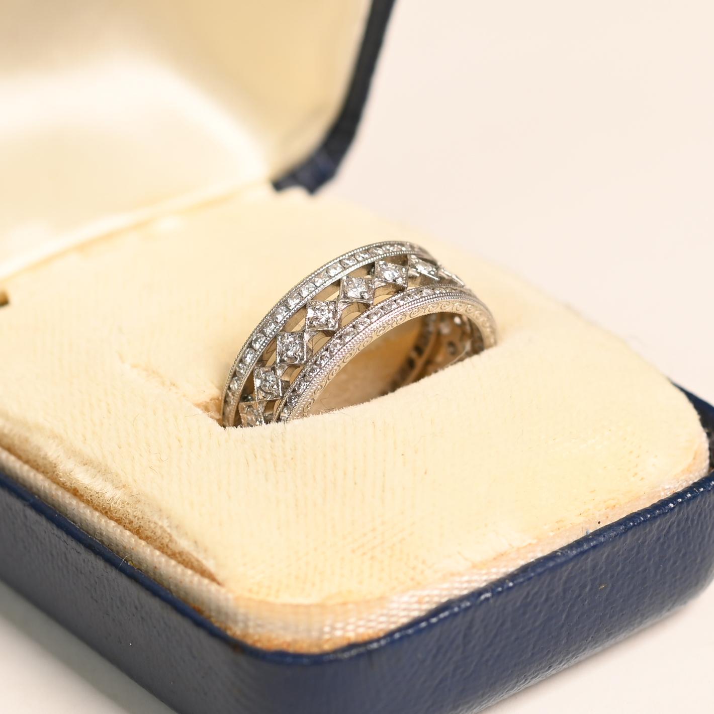 Cet exquis bracelet d'éternité en platine et diamants présente un étonnant design inspiré de l'arlequin, ce qui en fait une pièce d'apparat intemporelle et sophistiquée. Une rangée continue de diamants ronds de taille brillant est sertie dans des