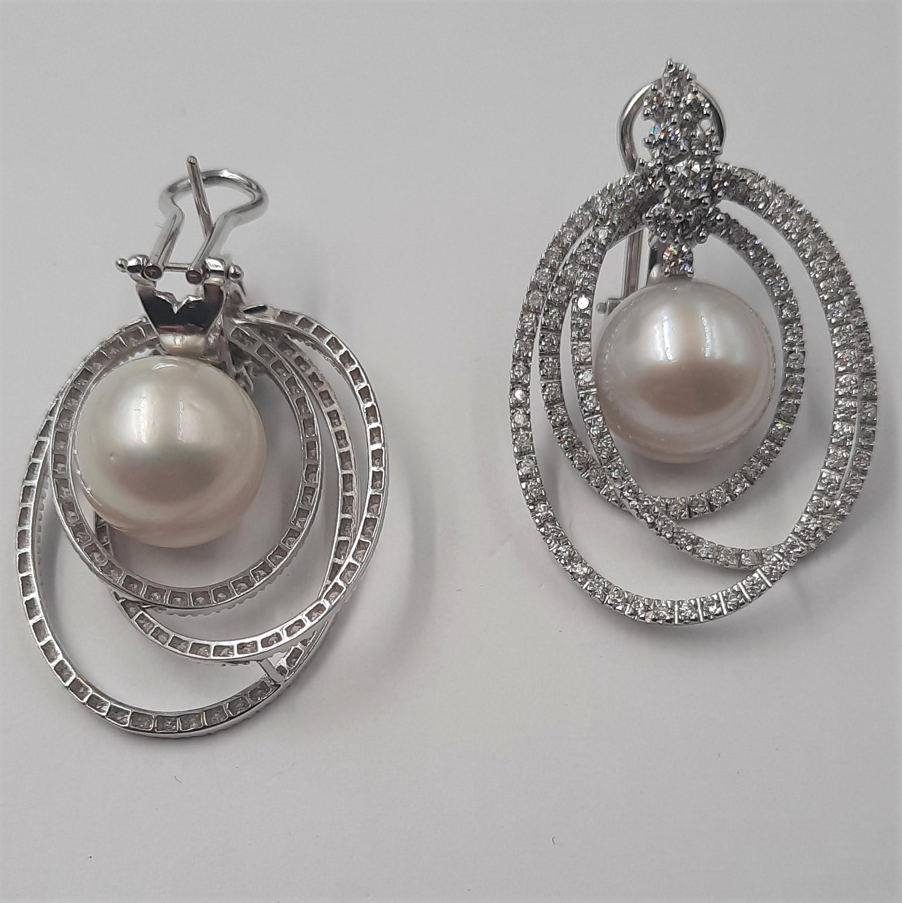 Taille brillant Boucles d'oreilles en or blanc 18 carats avec diamants taille brillant et perle des mers d'Australie en vente