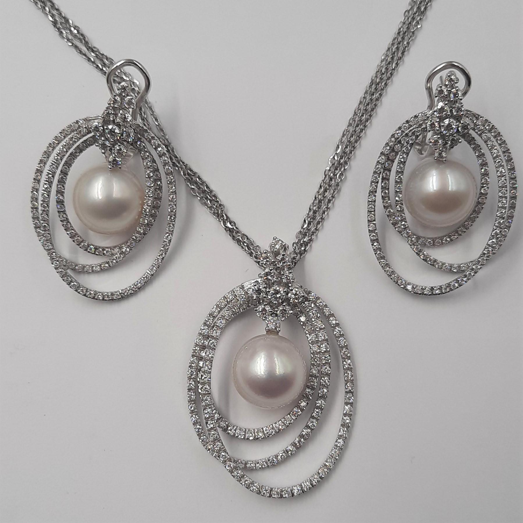 Boucles d'oreilles en or blanc 18 carats avec diamants taille brillant et perle des mers d'Australie en vente 1