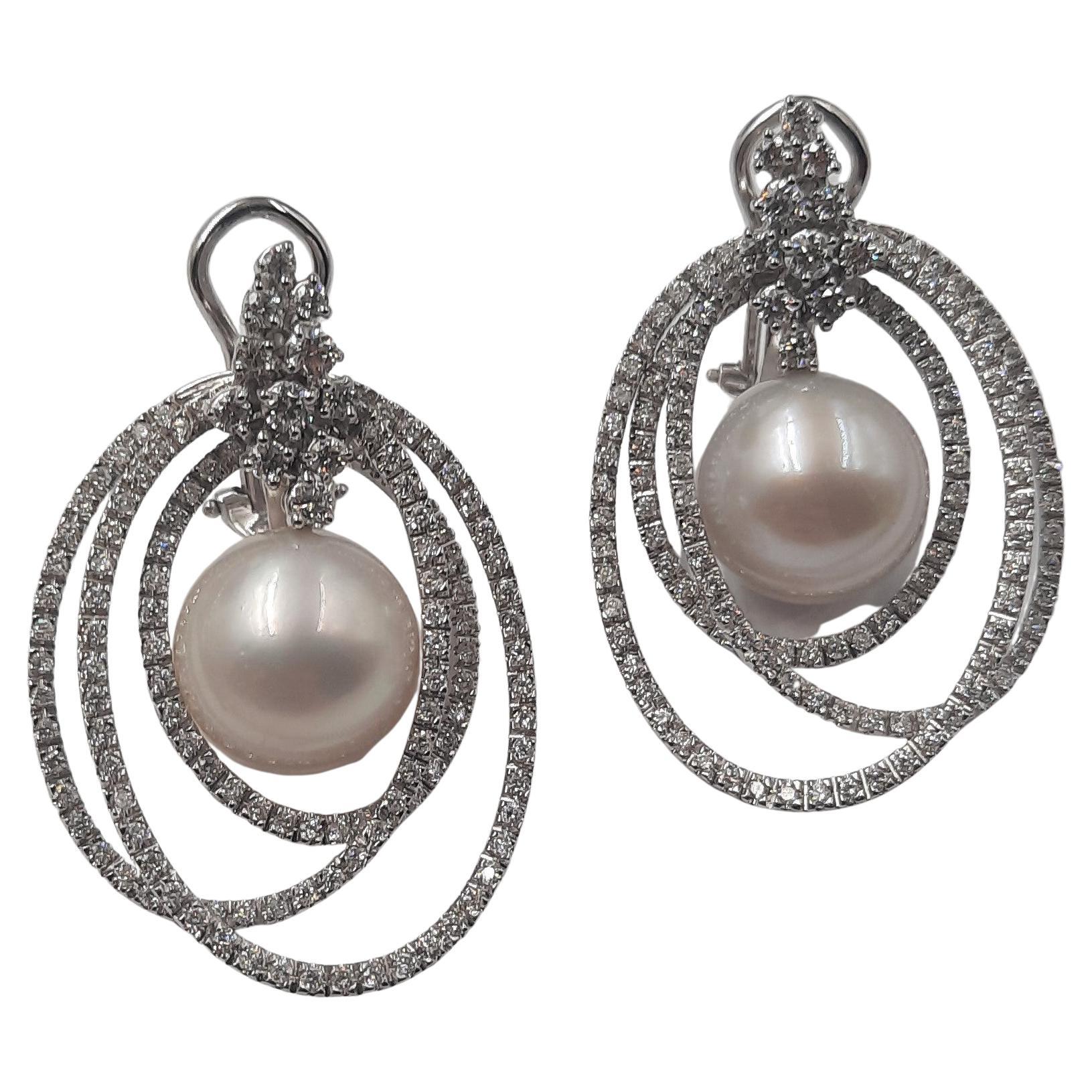 Boucles d'oreilles en or blanc 18 carats avec diamants taille brillant et perle des mers d'Australie