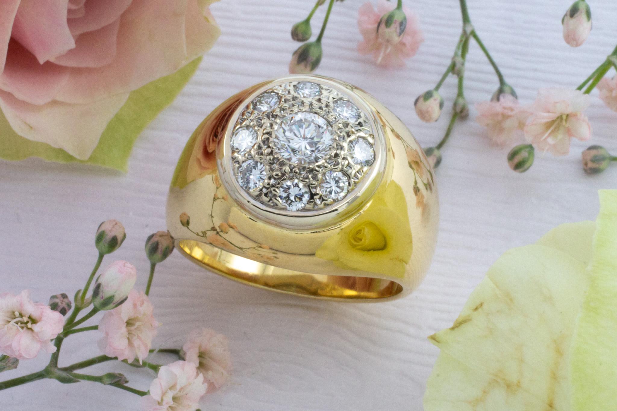 Brilliant cut diamond cocktail ring in 18 carat gold In Good Condition For Sale In AMSTERDAM, NL