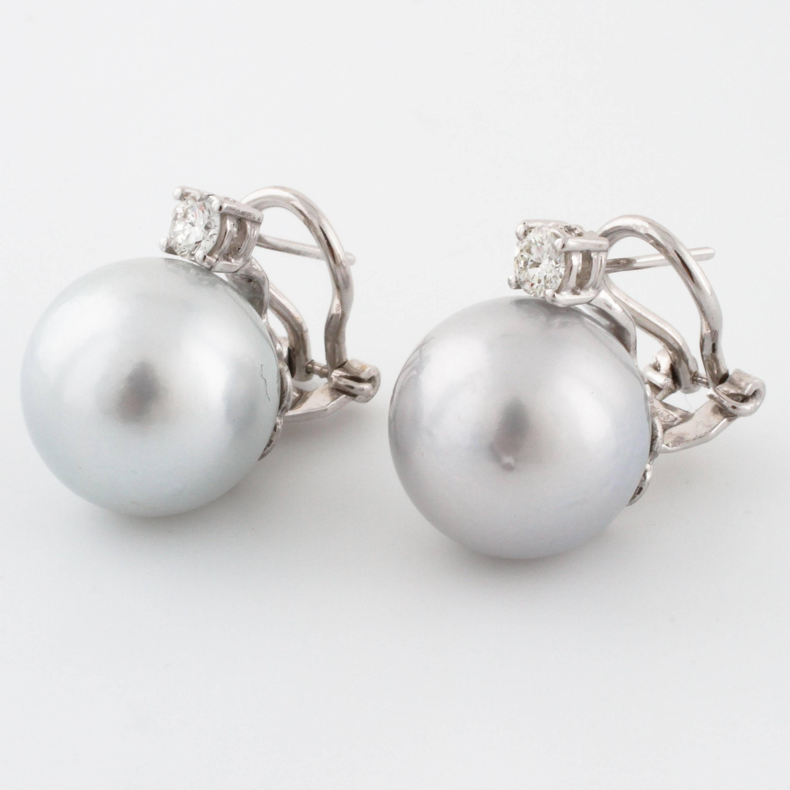 Wonderful and well made cultured peal earrings with diamond stone and 18K white gold. Great for dressing up for parties or for a classic everyday look. 

 Material: 18K gold  Height: 11.5 mm. 
Diamond 0.32 ct.  Pearls
Pearls with a diameter of about