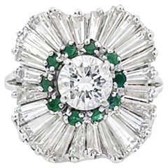 Bague Ballerina en platine, diamant taille brillant, émeraude, halo et baguette