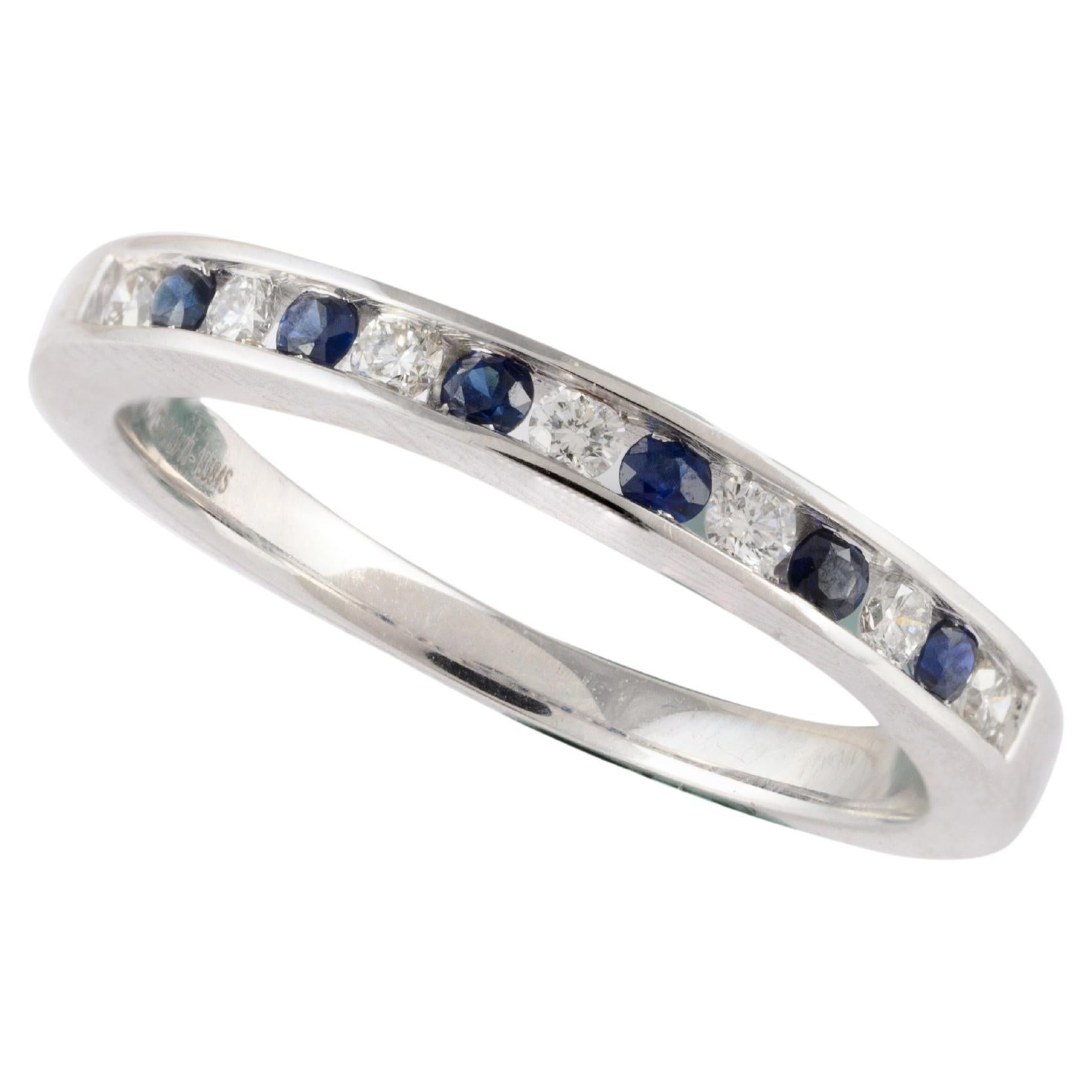 Eternity-Ring aus 18 Karat massivem Weißgold mit Diamanten im Brillantschliff und Saphir