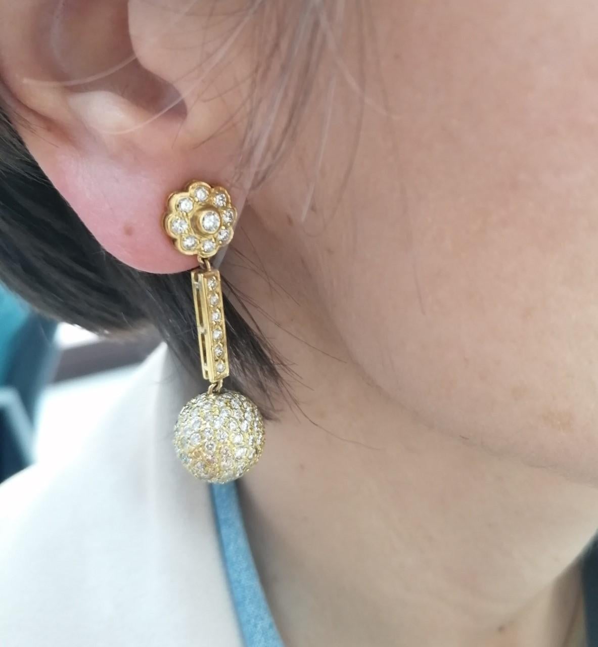 Brilliant Cut Diamonds 18 Karat Yellow Gold Flower Earrings For Sale 1