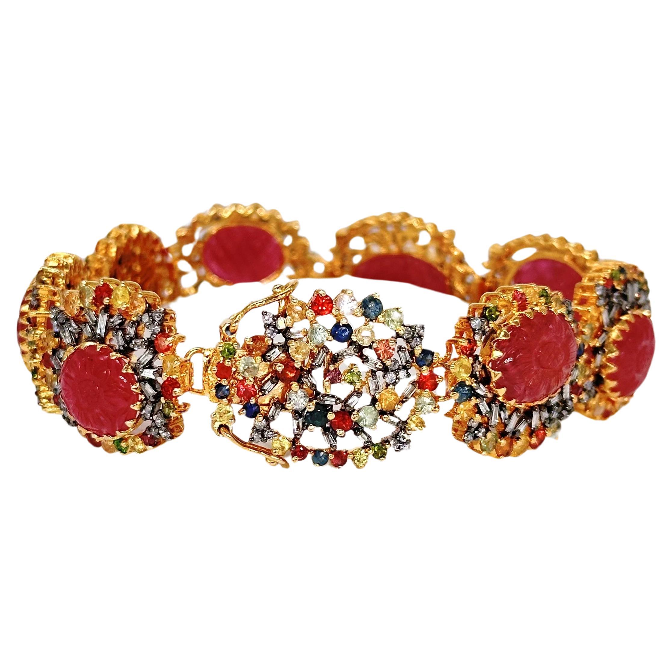 Bracelet tennis sculpté de rubis, saphirs, émeraudes et diamants taille brillants baguettes en vente