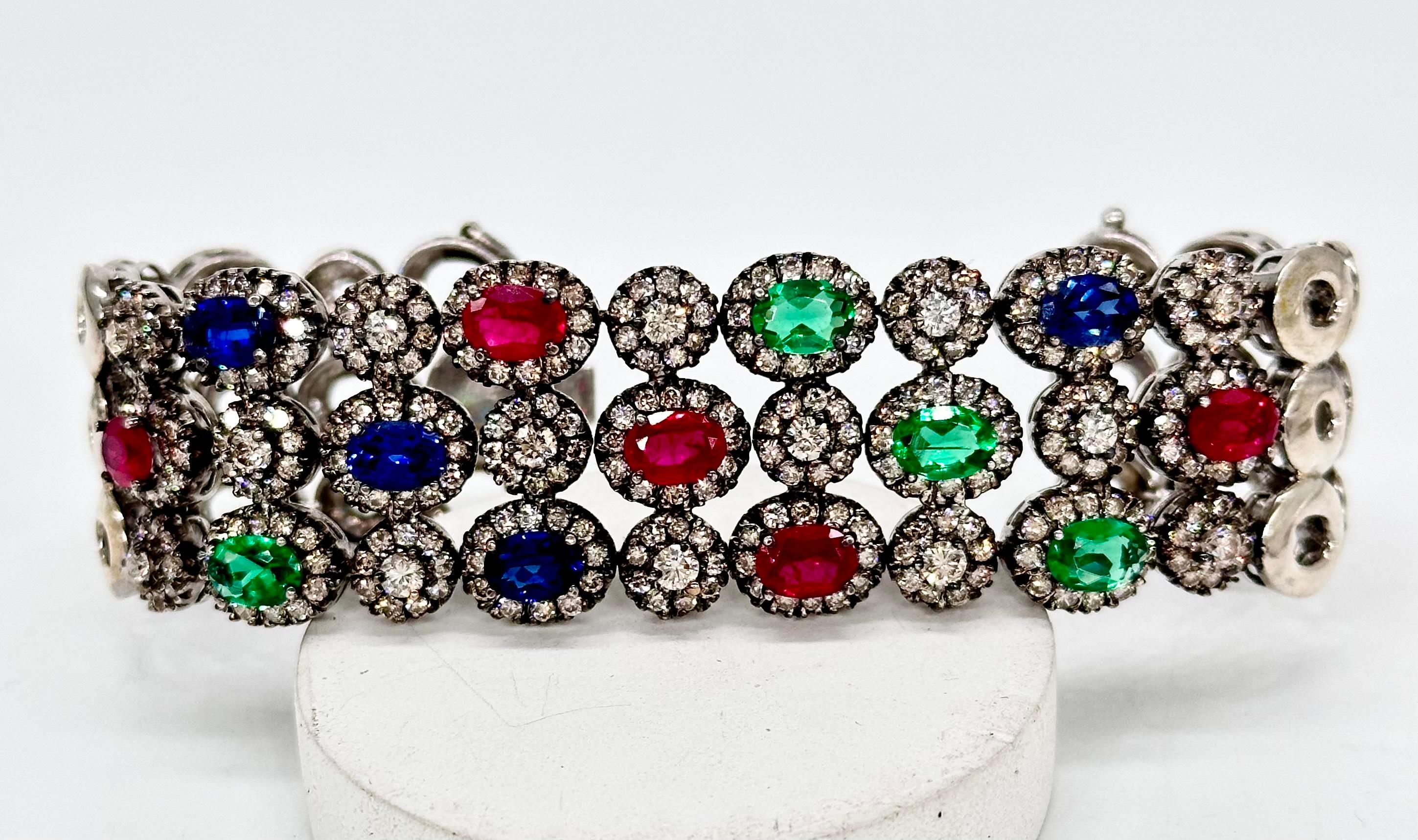 Diamant- 8,10cts
Diamant-Typ: Diamanten im Brillantschliff 
Farbe des Diamanten: Weiß
Metall: Silber
Reinheit des Metalls: Sterling Silber oder 92,5% reines Silber
Farbige Steine verleihen diesem dreireihigen Diamantarmband einen Hauch von Farbe
