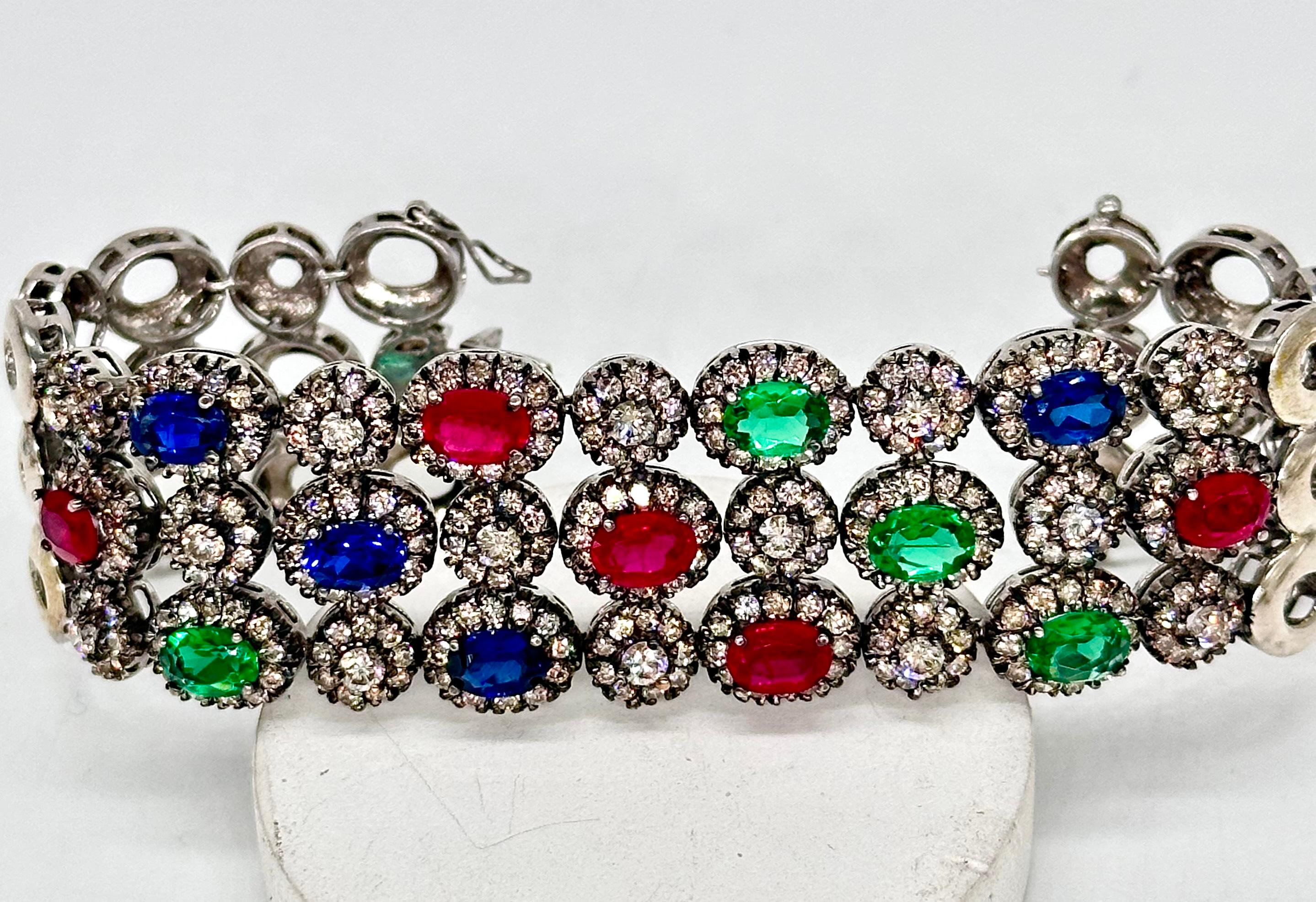 Weißes Silber-Tennisarmband mit 8,05 Karat Diamanten im Brillantschliff und drei Linien mit Edelsteinen (Moderne) im Angebot