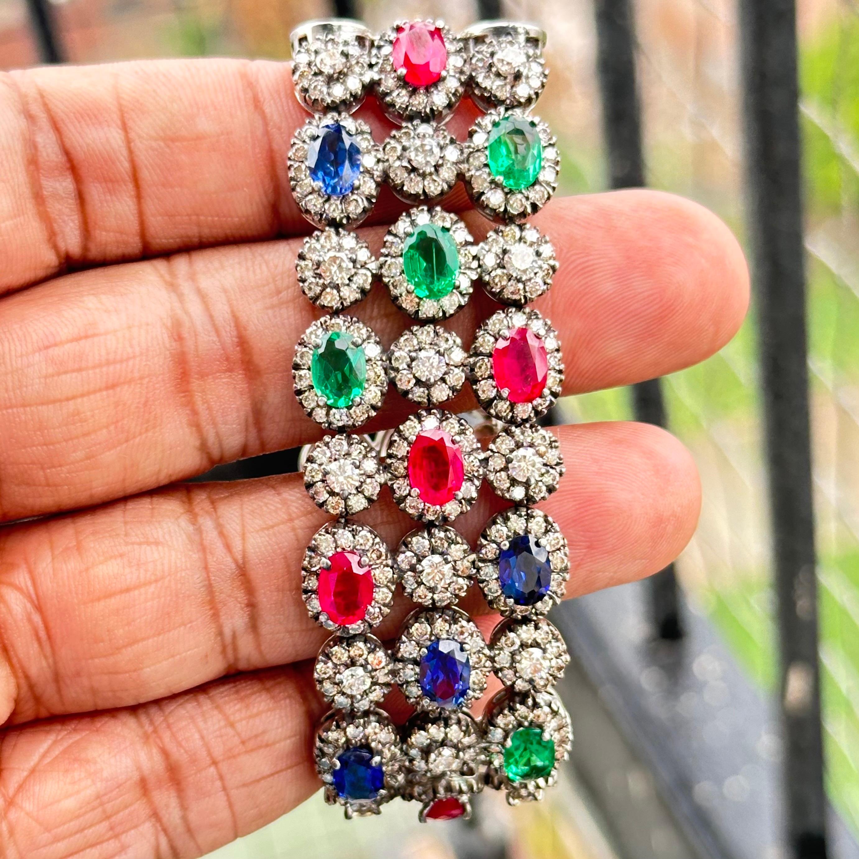 Weißes Silber-Tennisarmband mit 8,05 Karat Diamanten im Brillantschliff und drei Linien mit Edelsteinen im Angebot 1