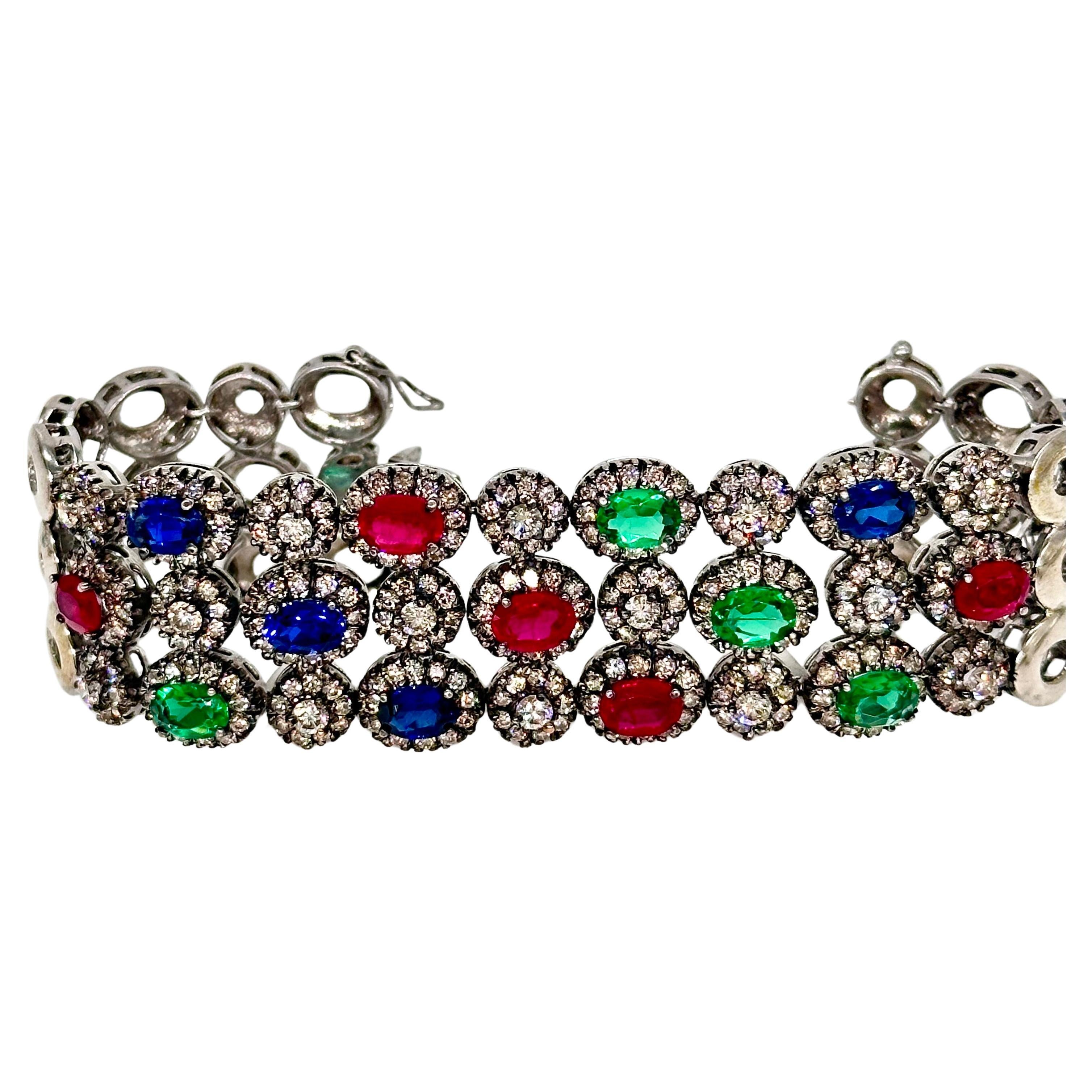 Weißes Silber-Tennisarmband mit 8,05 Karat Diamanten im Brillantschliff und drei Linien mit Edelsteinen im Angebot