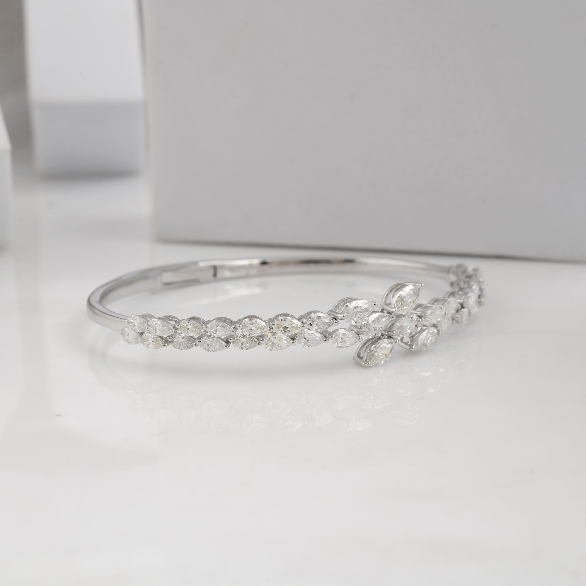Brillantschliff Naturdiamant Floral Armreif aus 18k Weißgold im Zustand „Neu“ im Angebot in Diera, Dubai