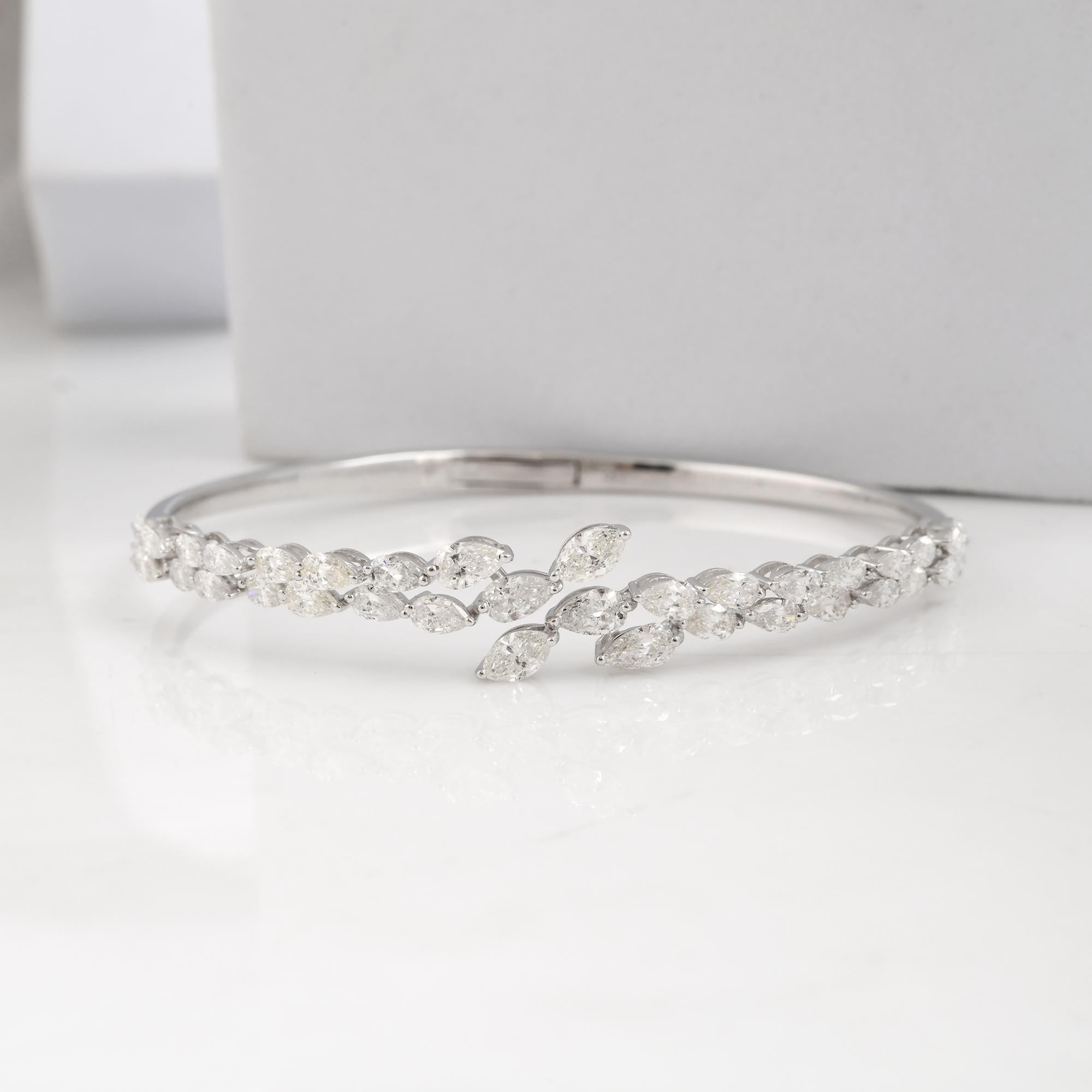Brillantschliff Naturdiamant Floral Armreif aus 18k Weißgold im Angebot 1