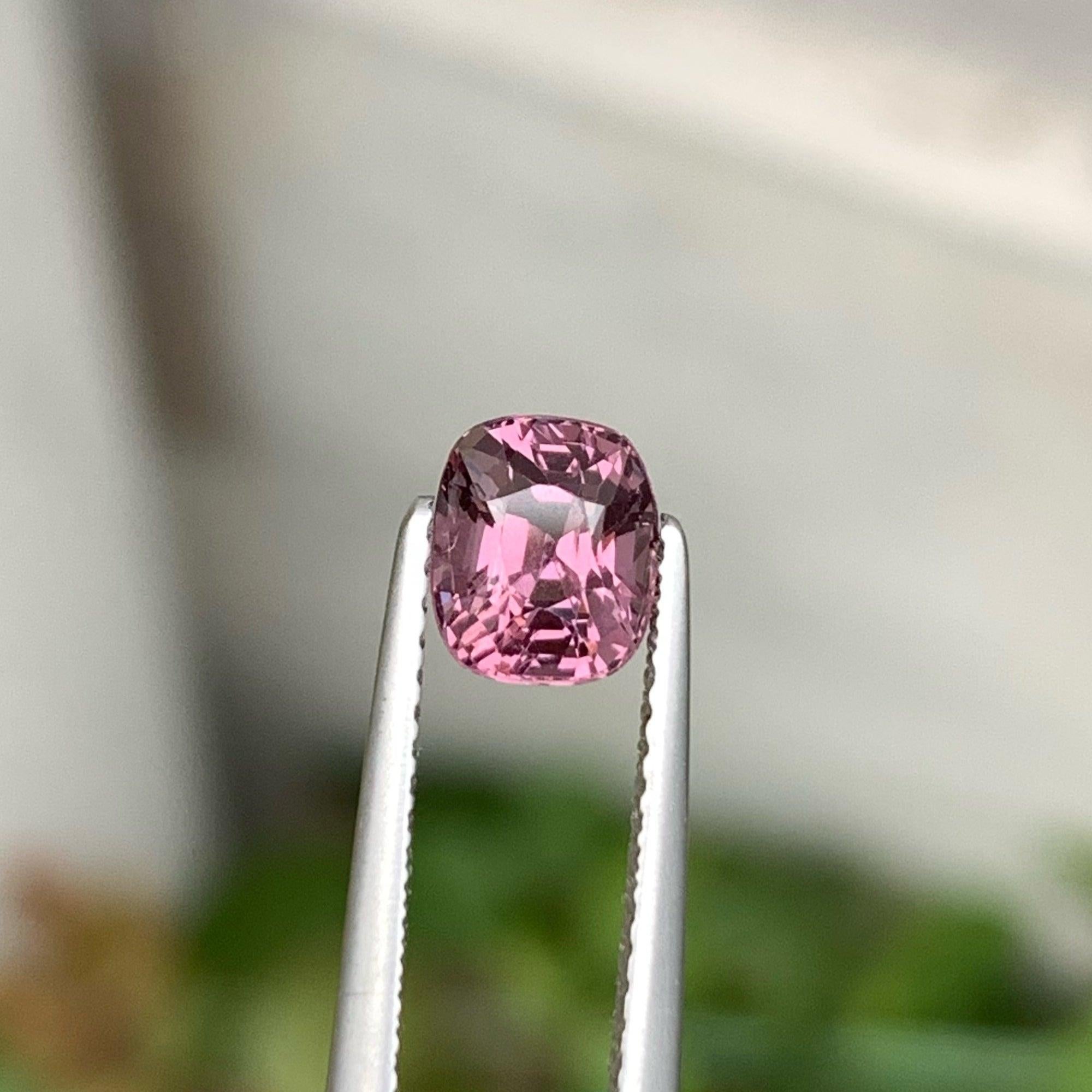 Modern Brilliant Cut Natural Spinel Gemstone 1.25 Carats Loose Spinel For Jewelry Use For Sale
