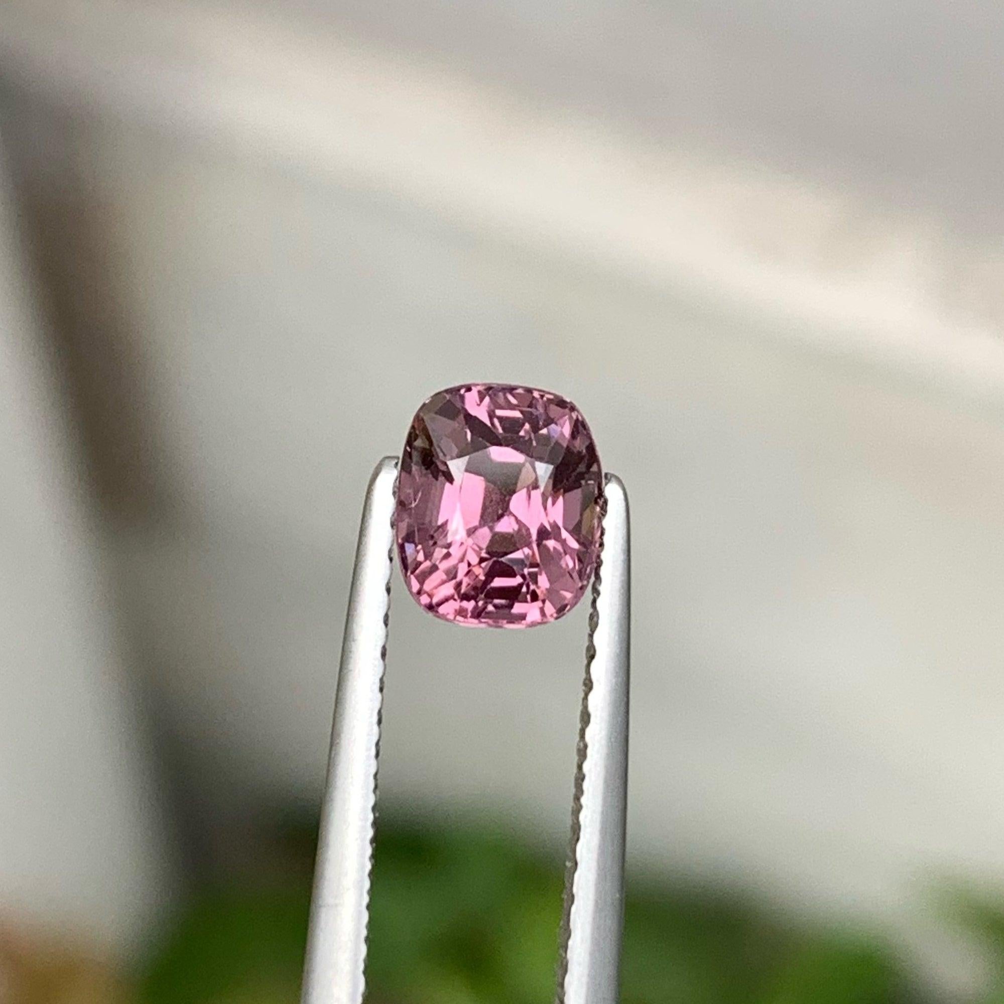 Cushion Cut Brilliant Cut Natural Spinel Gemstone 1.25 Carats Loose Spinel For Jewelry Use For Sale