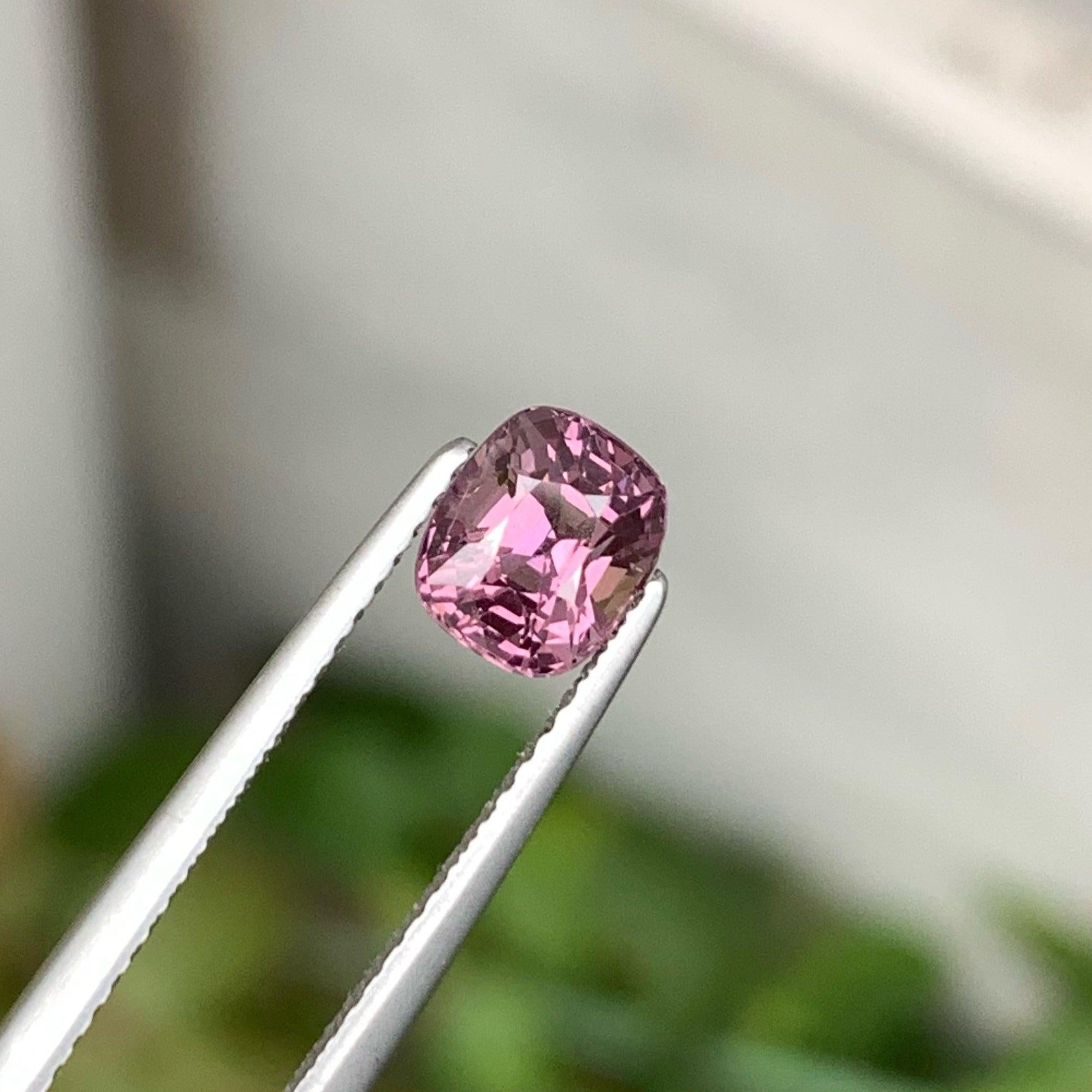 Brilliant Cut Natural Spinel Gemstone 1.25 Carats Loose Spinel For Jewelry Use In New Condition For Sale In Bangkok, TH
