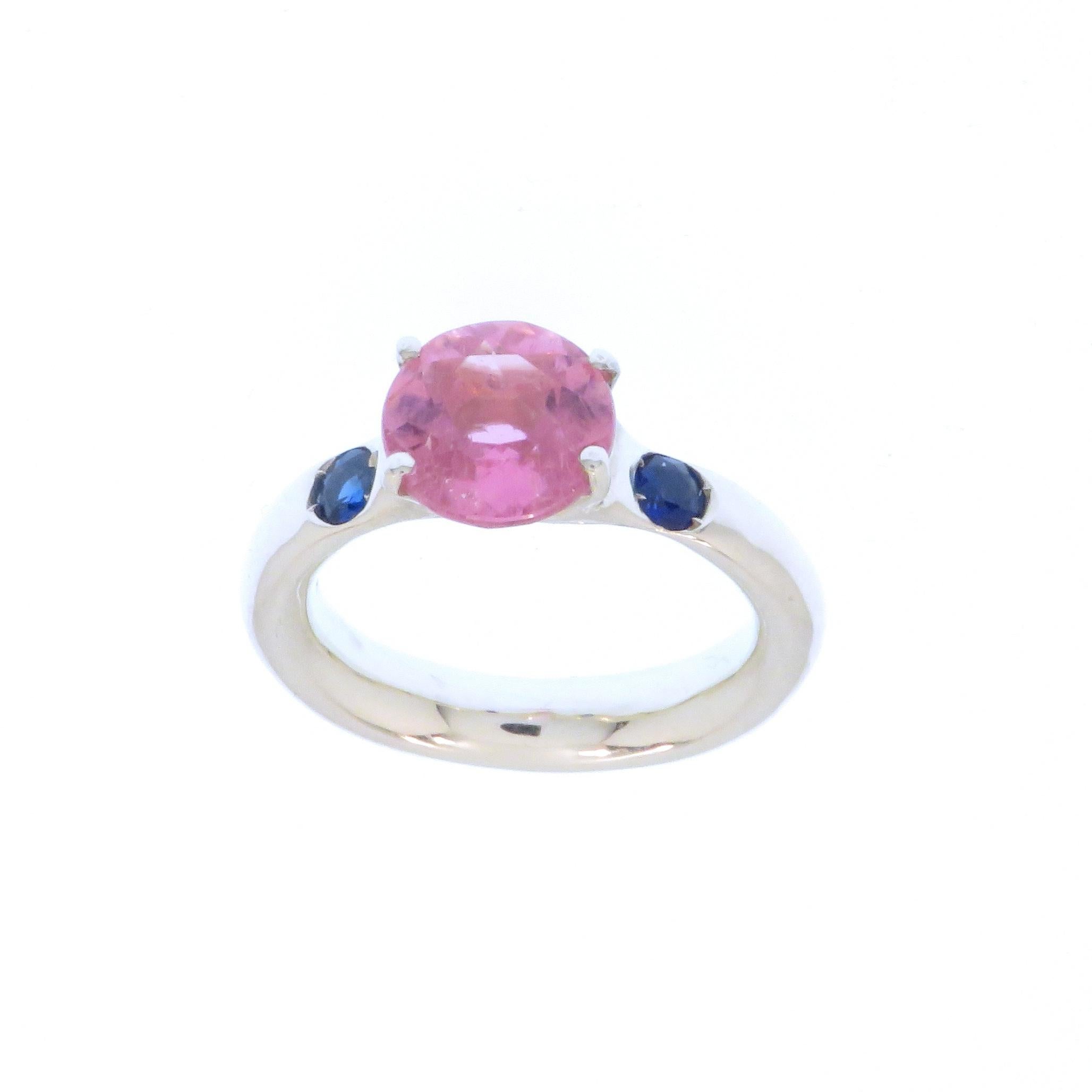 Ring aus 9 Karat Weißgold mit rosa Turmalin und blauen Saphiren im Brillantschliff