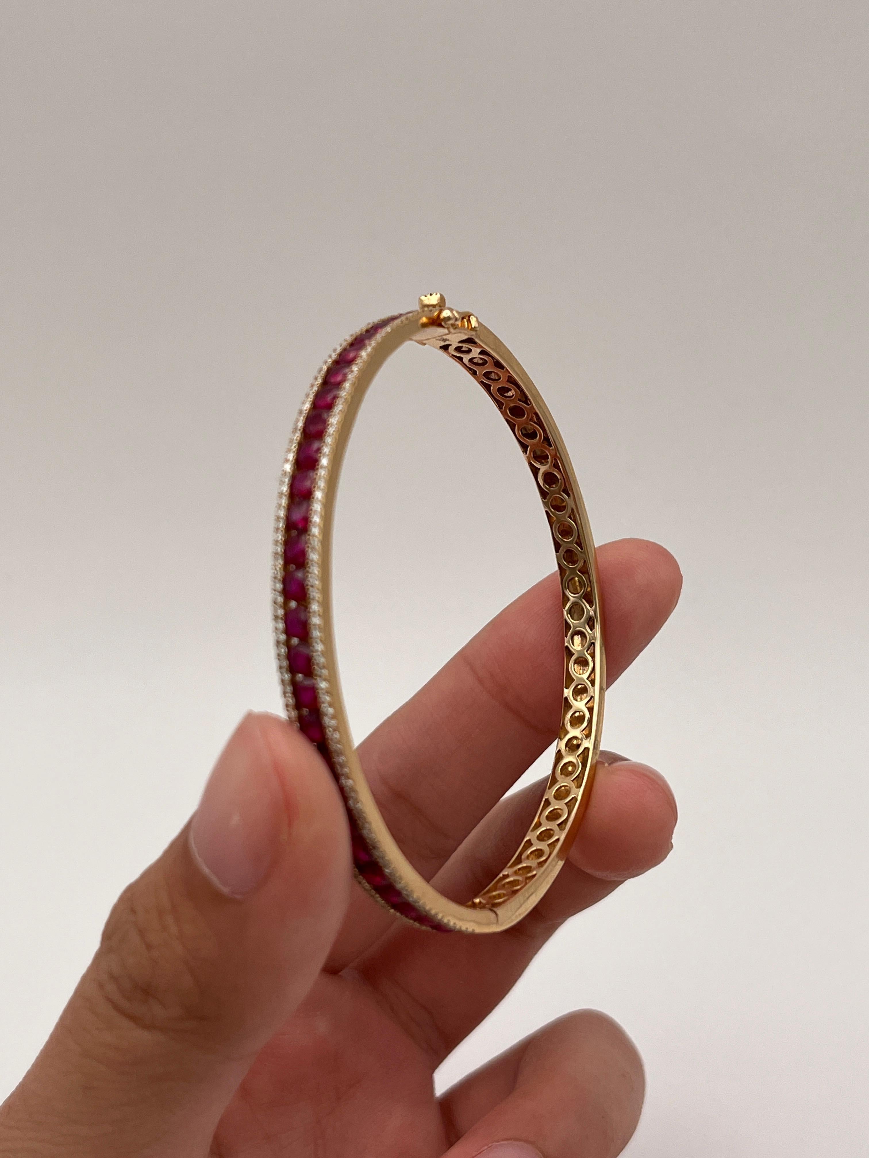 Brilliant Cut Ruby & Diamond Everyday Bangle in 18K Yellow Gold. Contemporáneo en venta