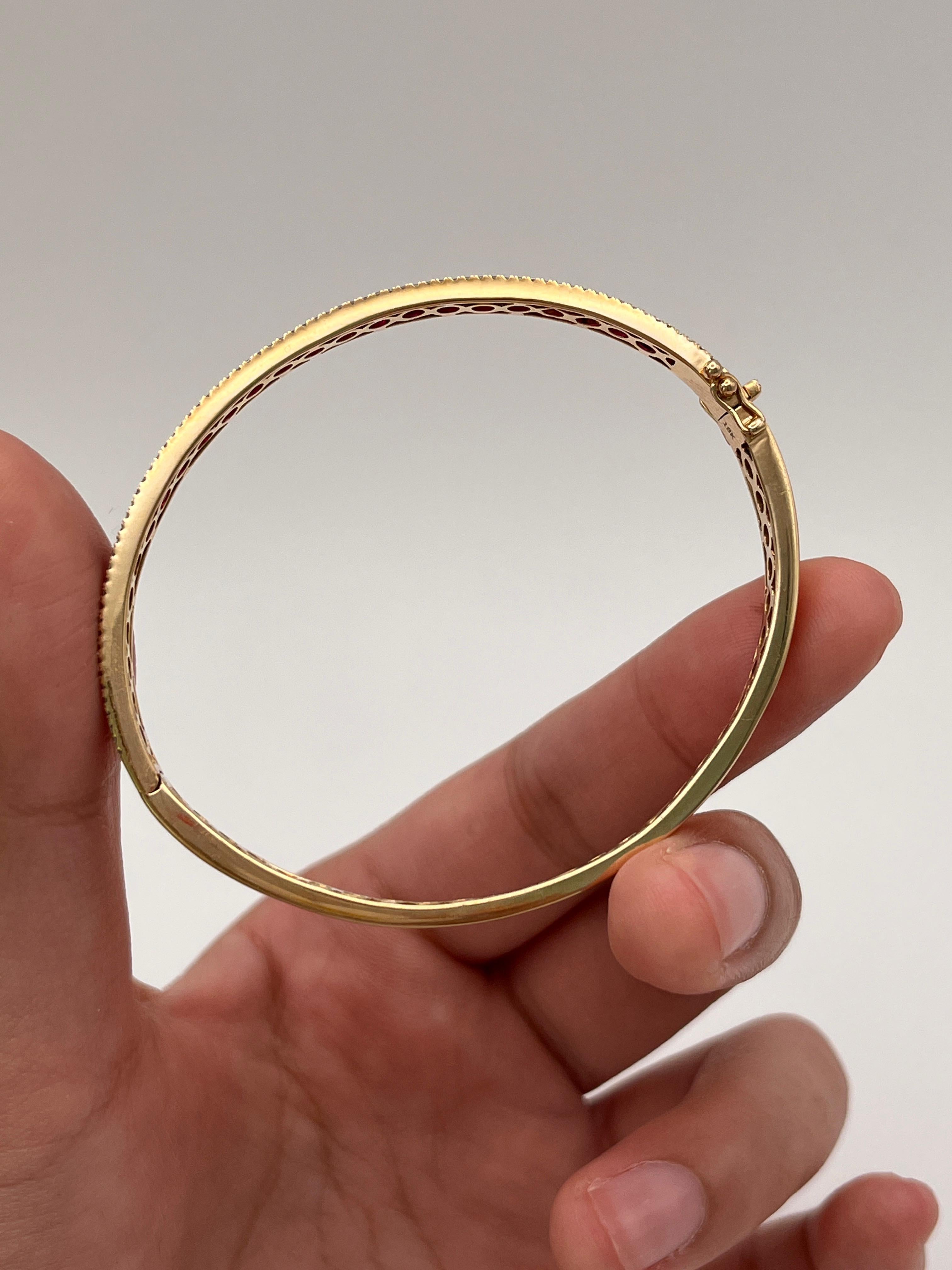 Brilliant Cut Ruby & Diamond Everyday Bangle in 18K Yellow Gold. Corte brillante en venta