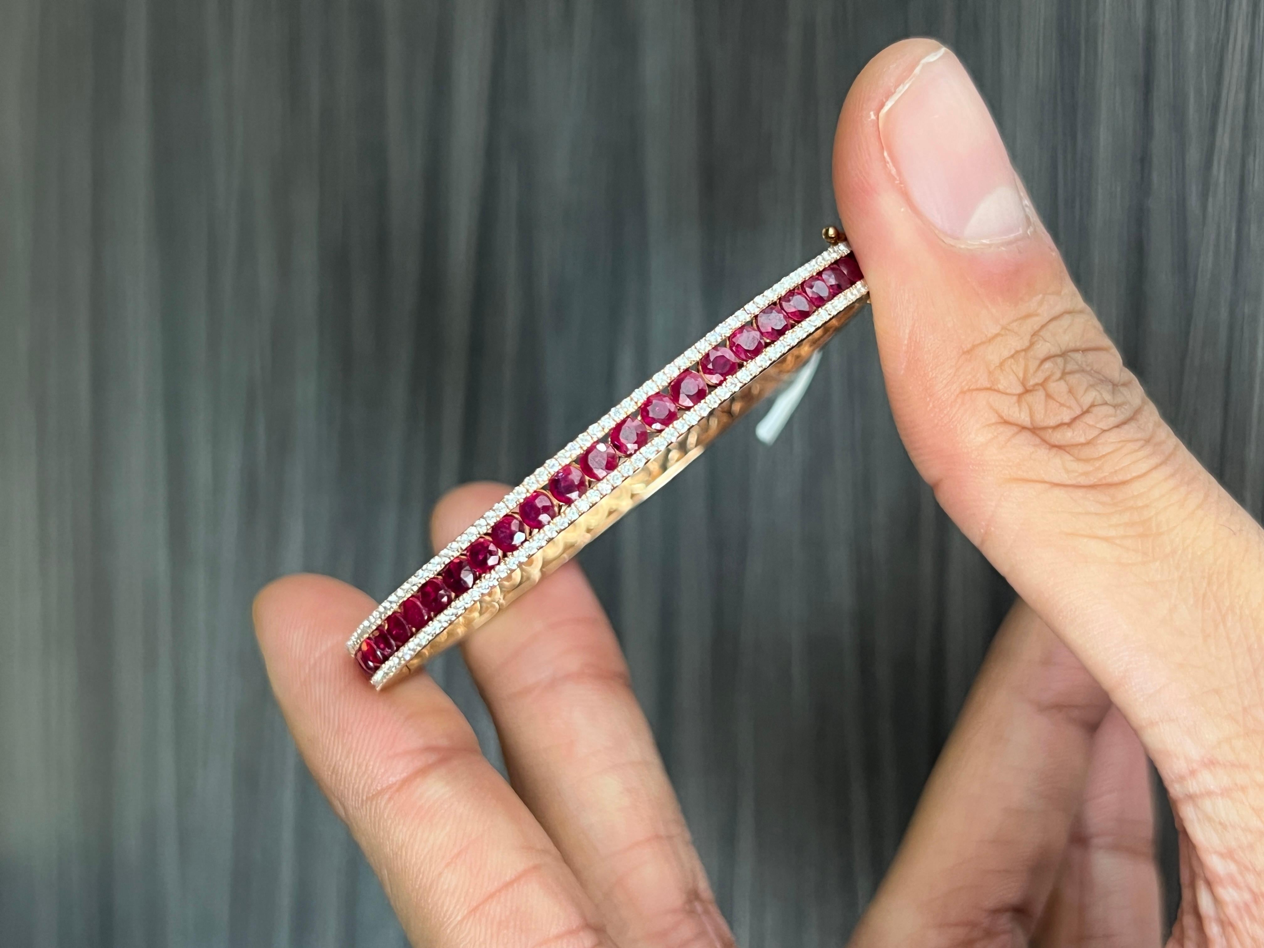 Brilliant Cut Ruby & Diamond Everyday Bangle in 18K Yellow Gold. en Nuevo estado para la venta en Bangkok, TH