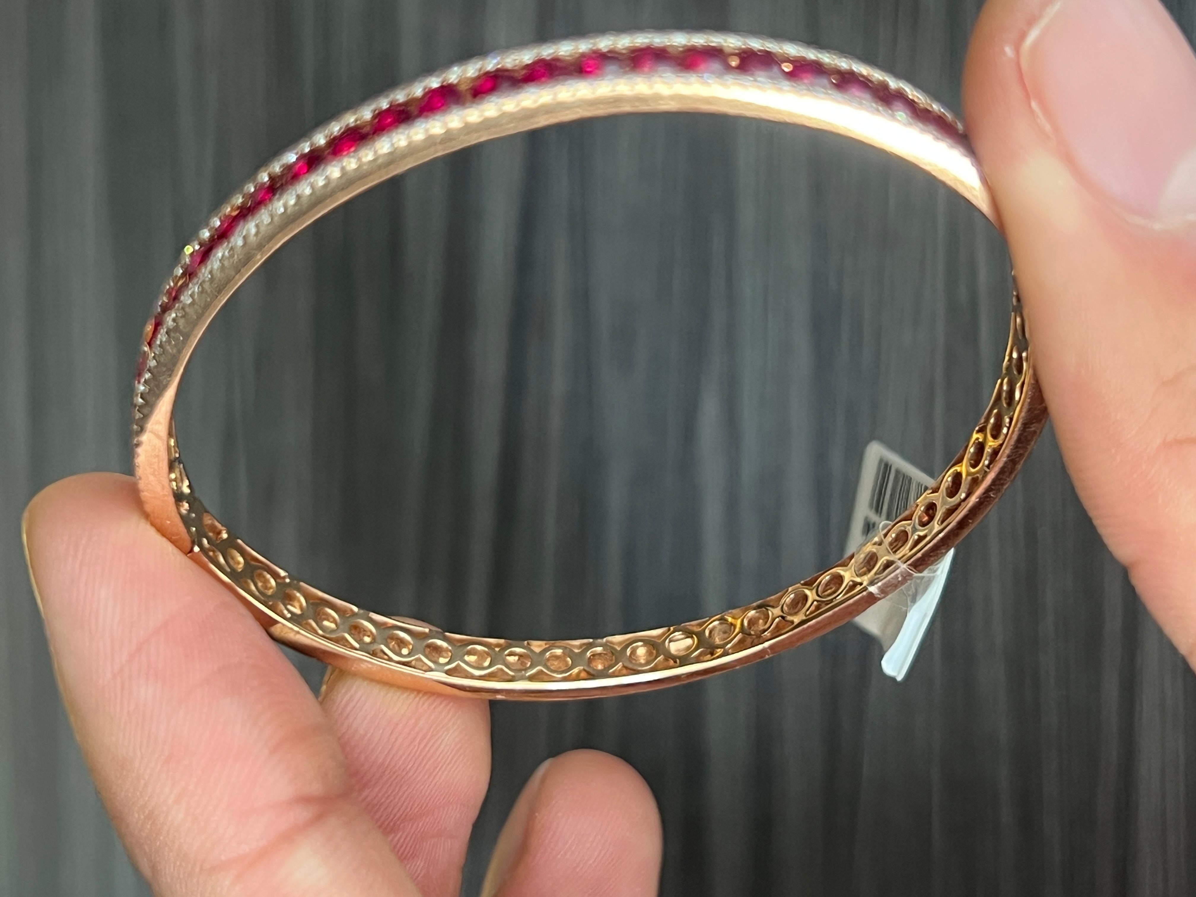 Brilliant Cut Ruby & Diamond Everyday Bangle in 18K Yellow Gold. en venta 1