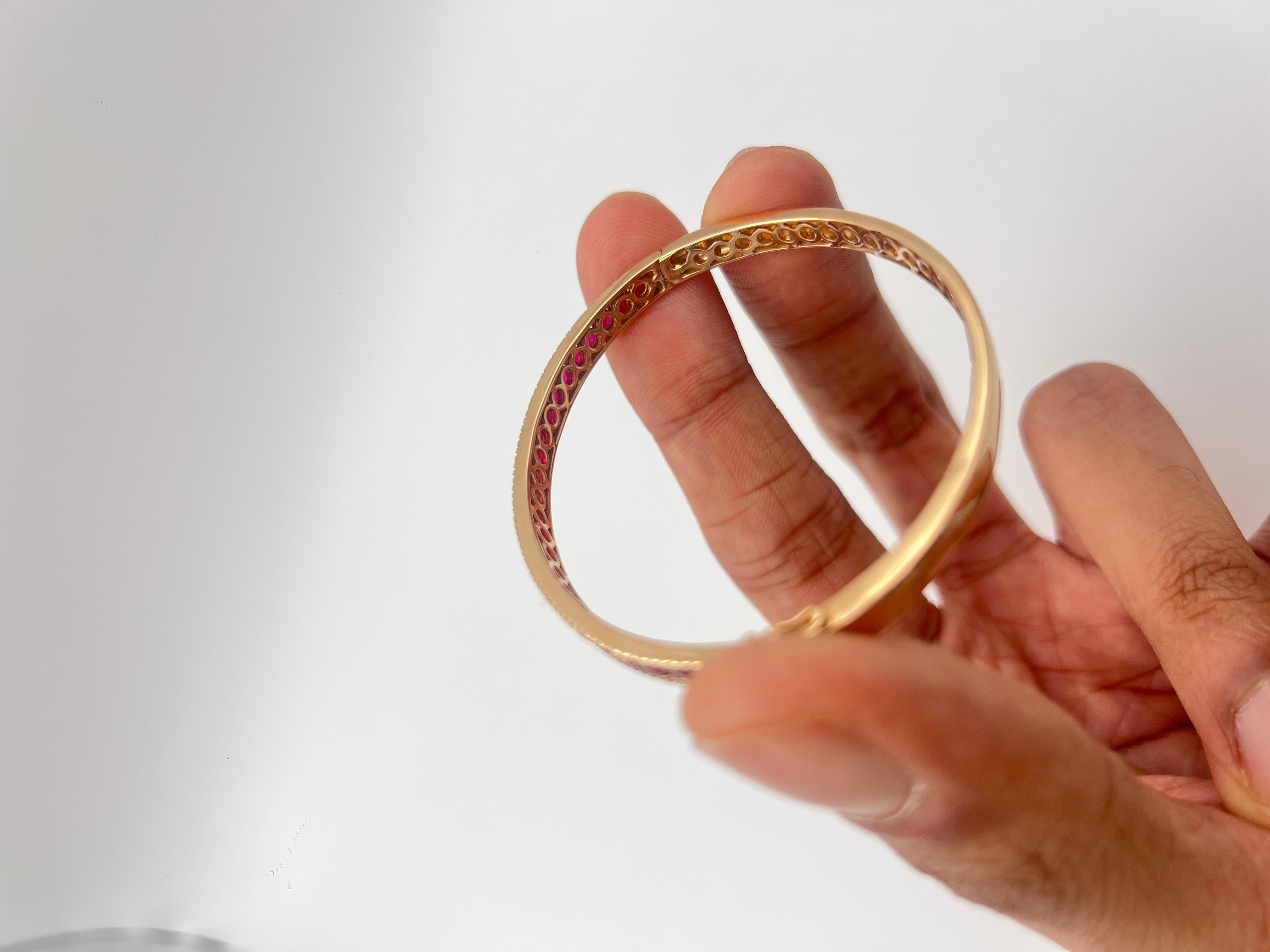 Brilliant Cut Ruby & Diamond Everyday Bangle in 18K Yellow Gold. en venta 2