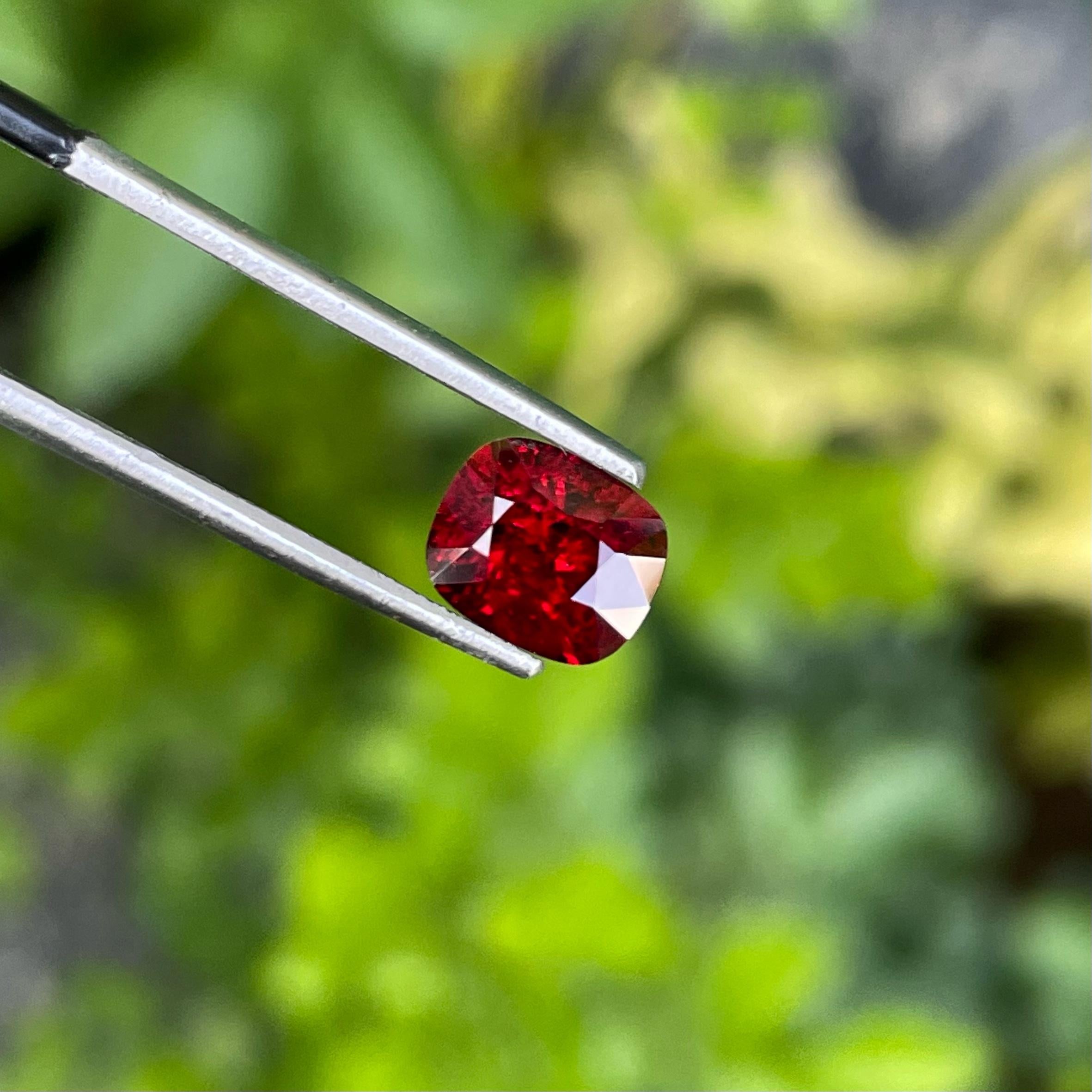 Brillanter dunkelroter Spinellstein 1,38 Karat Spinell Edelsteine Spinell Schmuck (Kissenschliff)