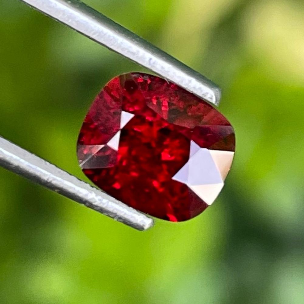 Brillanter dunkelroter Spinellstein 1,38 Karat Spinell Edelsteine Spinell Schmuck im Zustand „Neu“ in Bangkok, TH