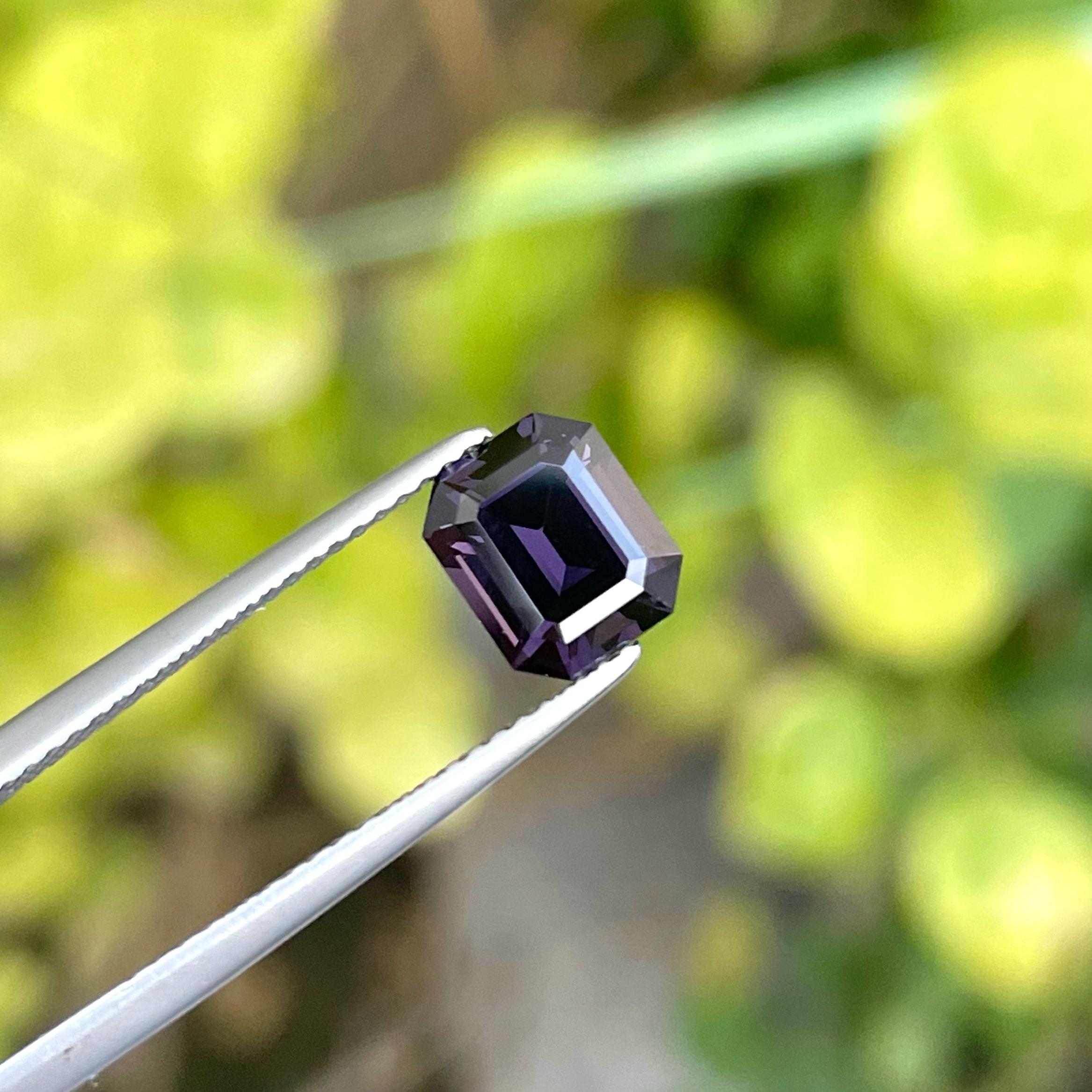 Brilliant Deep Purple Spinel Edelstein, zum Verkauf zu Großhandelspreis Natural High Quality 1,85 Karat Eye Clean Clarity Natural Spinel aus Burma.

Informationen zum Produkt:
EDELSTEIN-TYP:	Brillanter tiefvioletter Spinell Edelstein
GEWICHT:	1,85