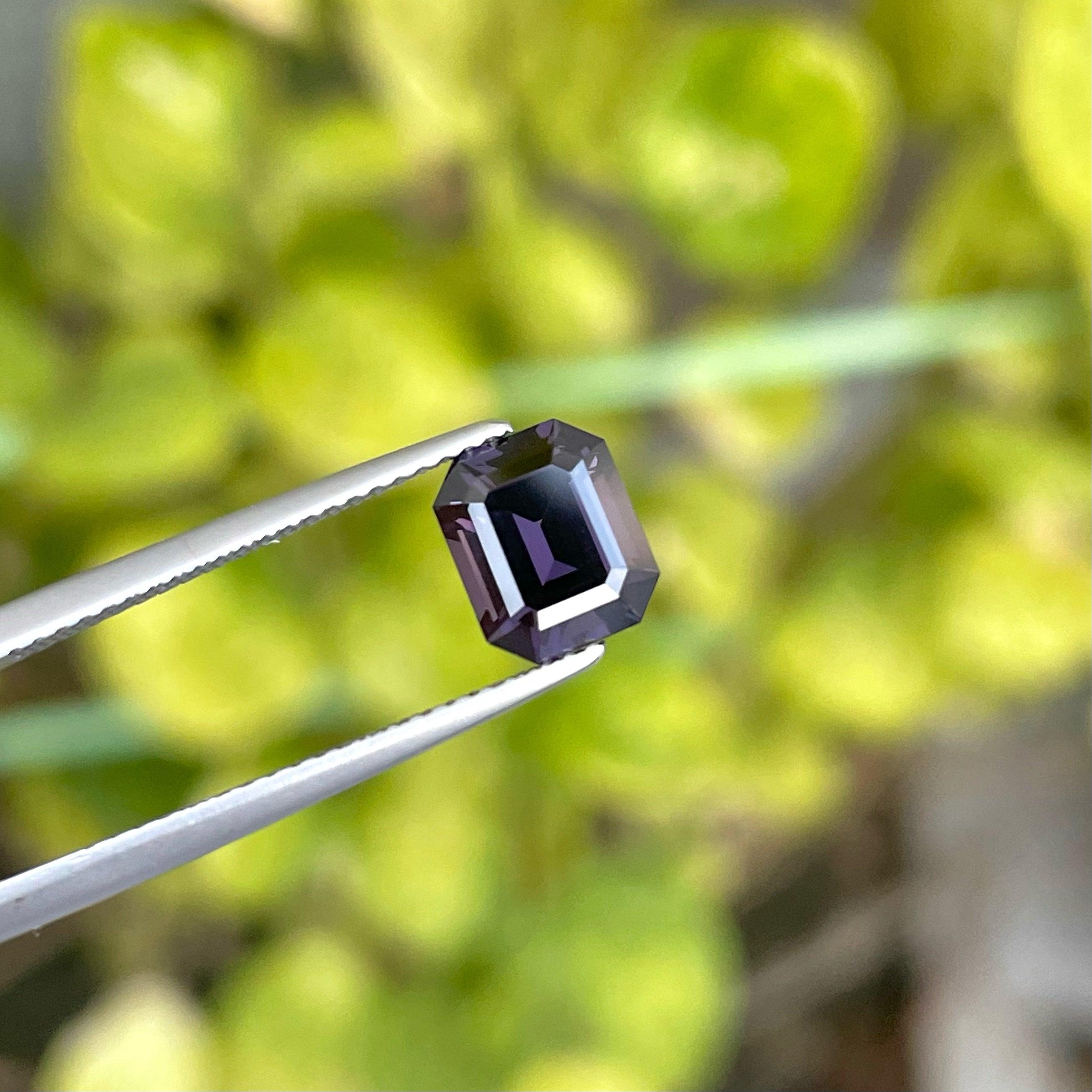 Loser Spinell-Ring mit Brillanten und tieflila Spinell-Edelstein 1,85 Karat (Moderne)