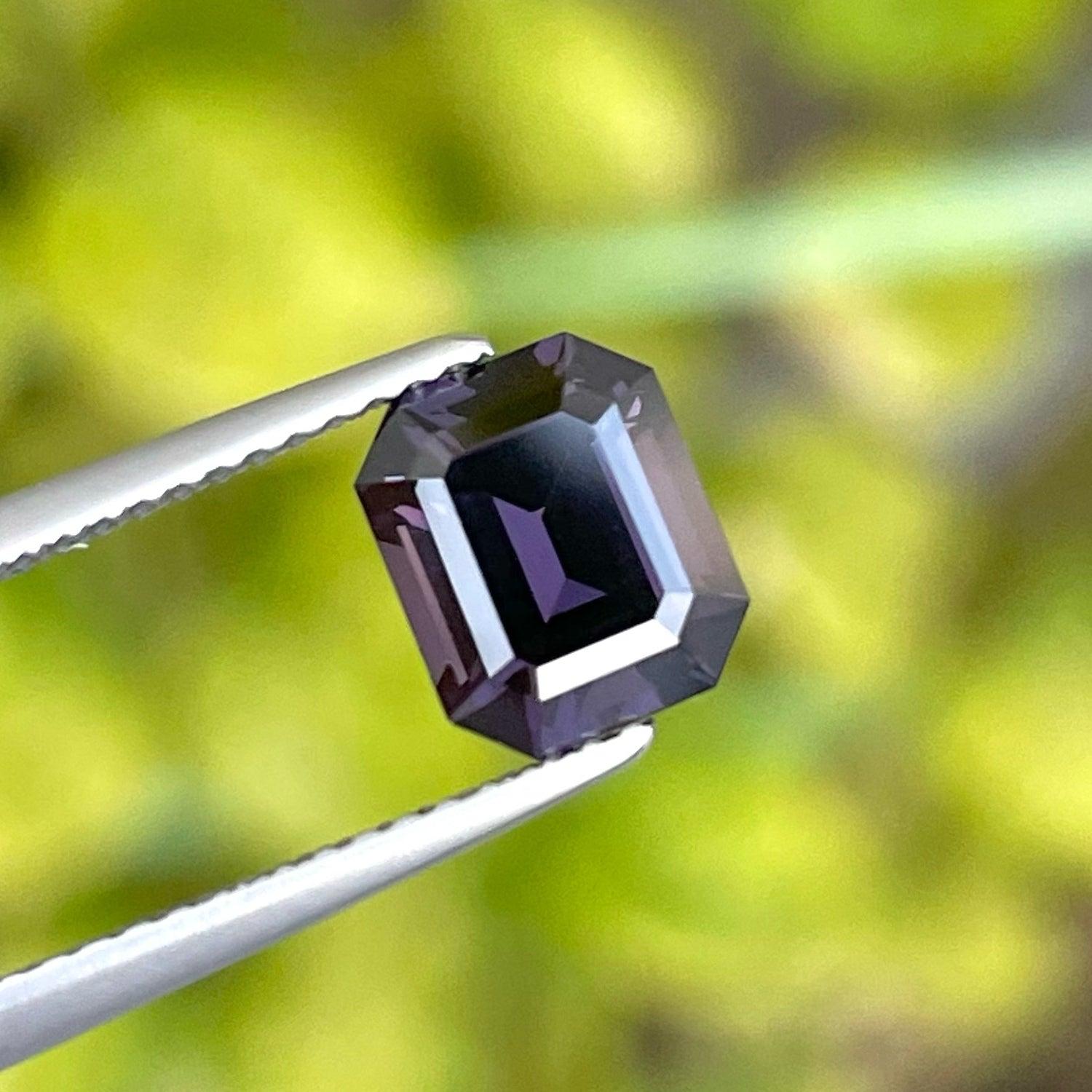 Loser Spinell-Ring mit Brillanten und tieflila Spinell-Edelstein 1,85 Karat (Smaragdschliff)