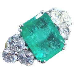 Brilliant Diamond And 5 Carat Emerald Gold ring 