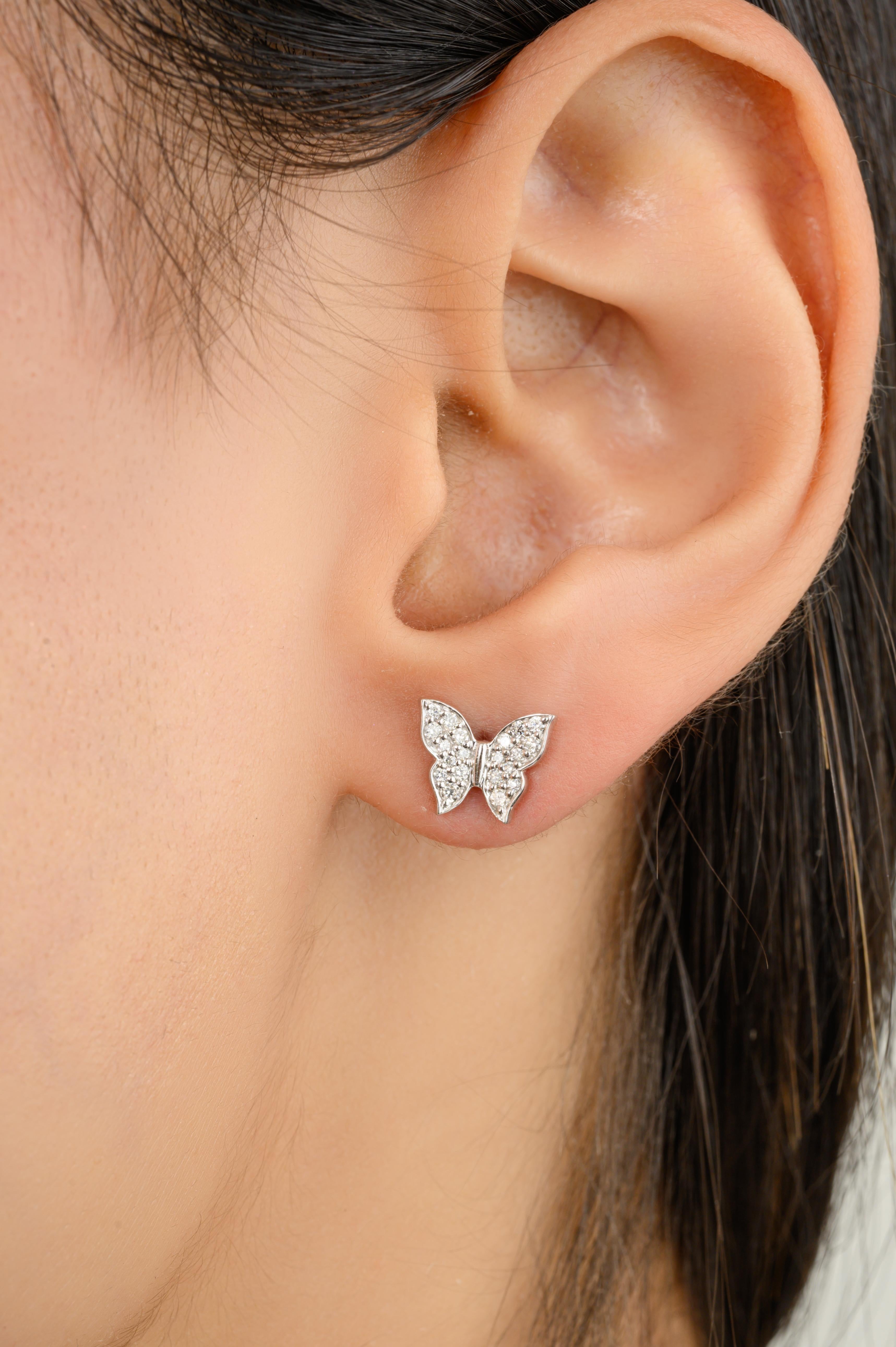 Orecchini a perno con diamante brillante e farfalla per lei in oro 18 carati per fare una dichiarazione con il tuo look. Gli orecchini a perno ti serviranno per dare un tocco di classe al tuo look. Questi orecchini creano un look scintillante e