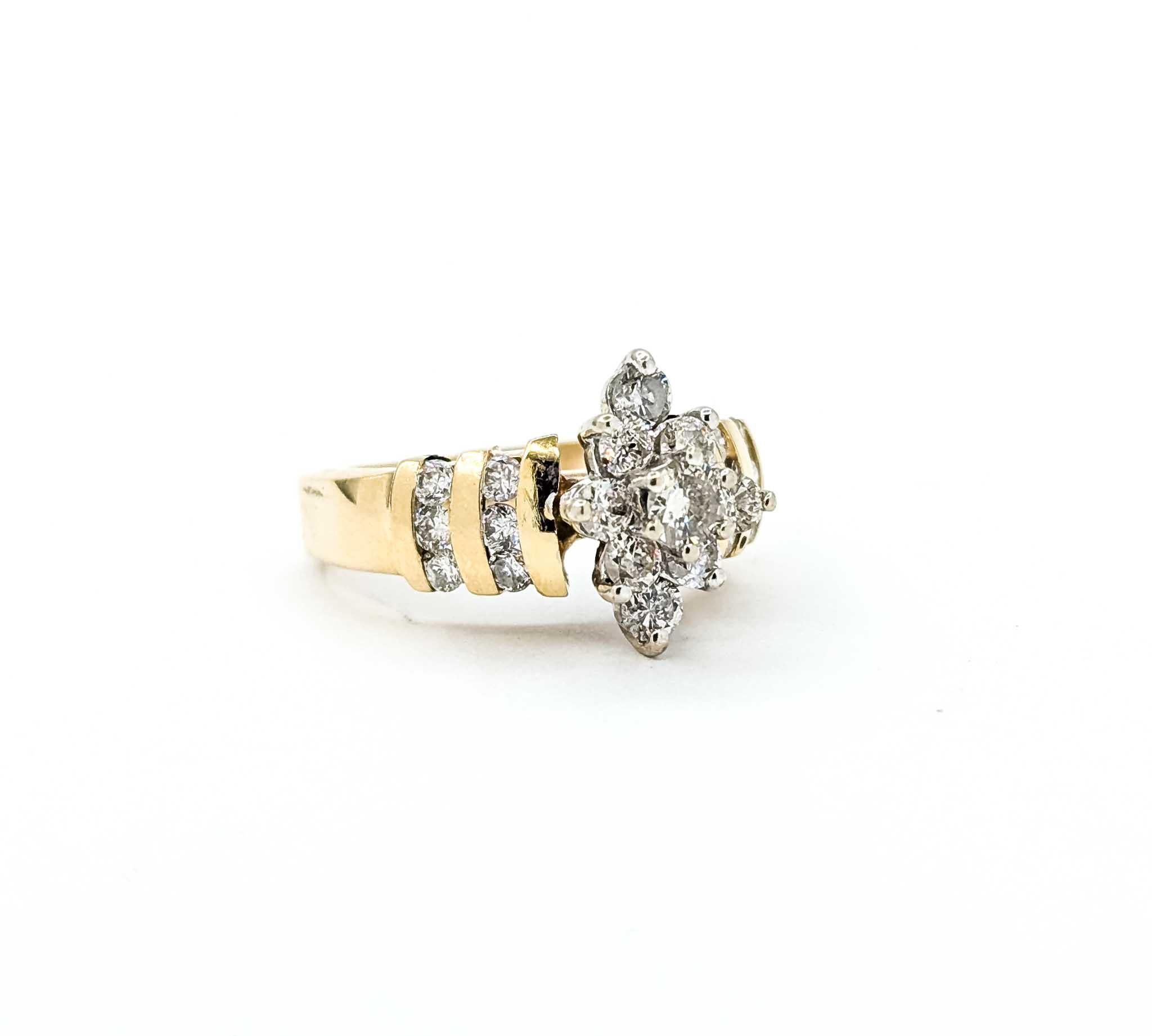 Este llamativo anillo presenta un brillante racimo de diamantes redondos de talla brillante que suman aproximadamente 0,75 quilates. Los diamantes están engastados en un arreglo de inspiración floral en el centro, creando una exhibición audaz y