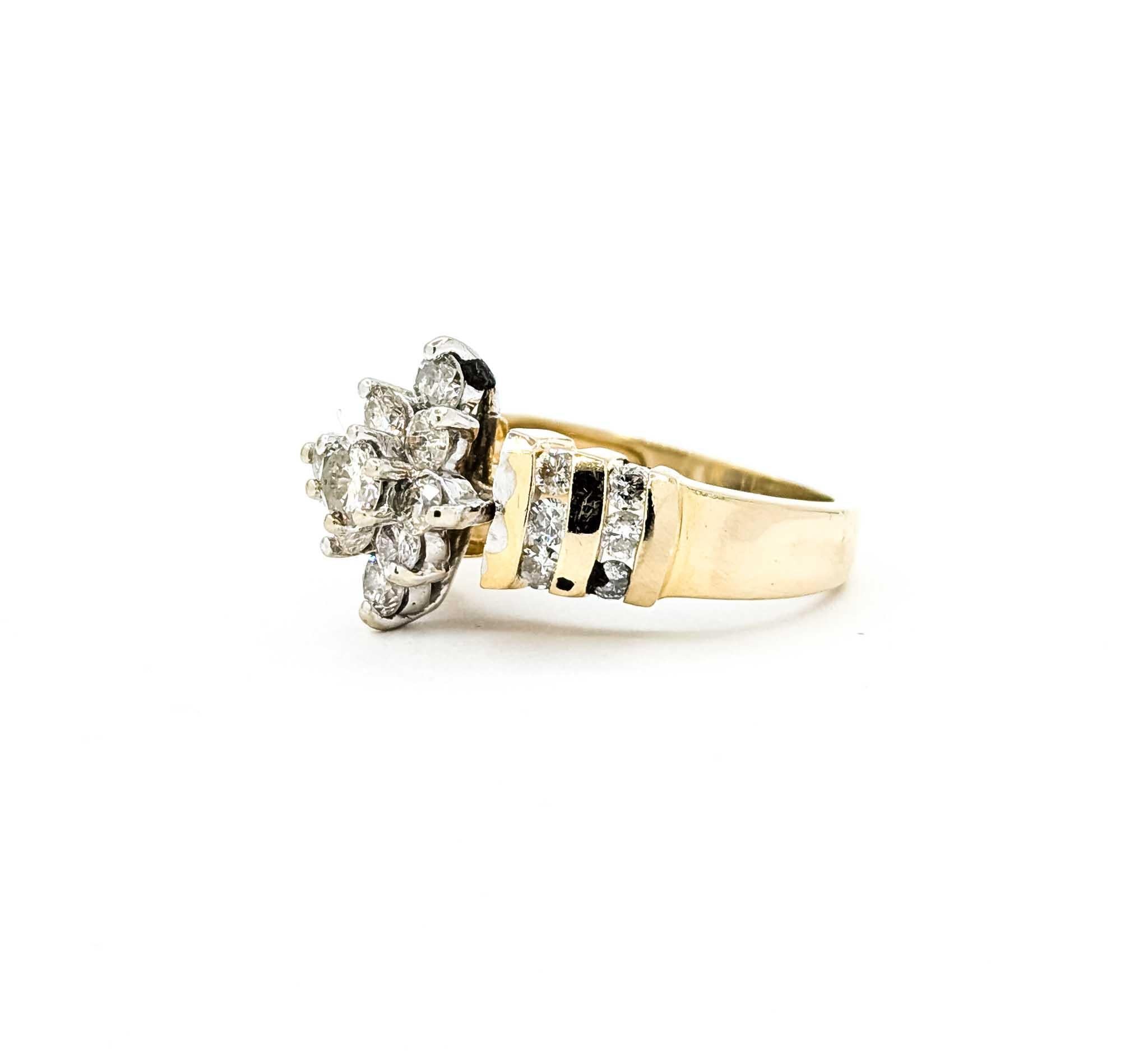Anillo Racimo de Diamantes Brillantes en Oro Amarillo de 10k Contemporáneo en venta