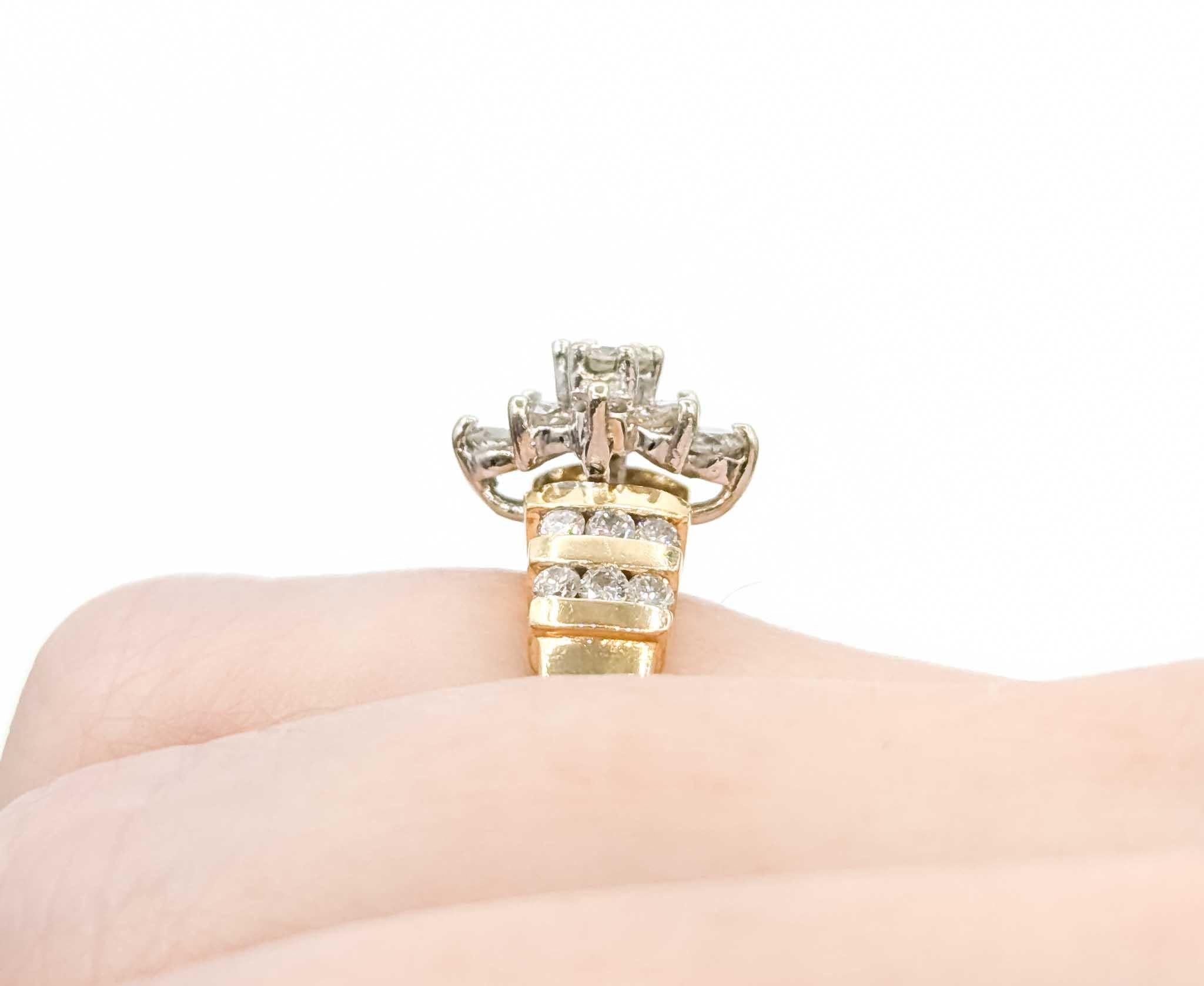 Anillo Racimo de Diamantes Brillantes en Oro Amarillo de 10k Corte redondo en venta