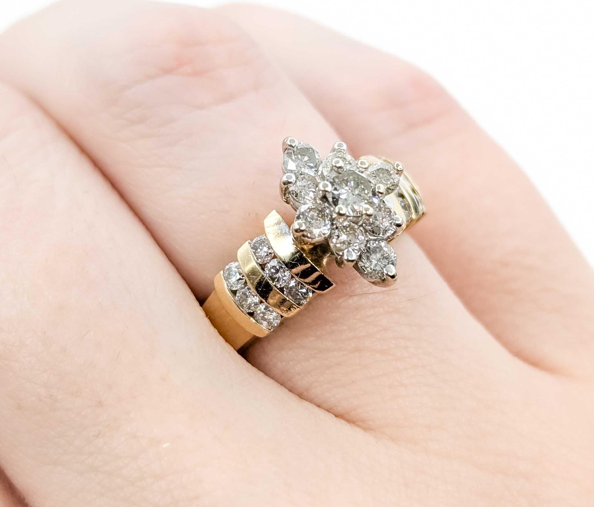 Anillo Racimo de Diamantes Brillantes en Oro Amarillo de 10k en Excelente estado para la venta en Bloomington, MN
