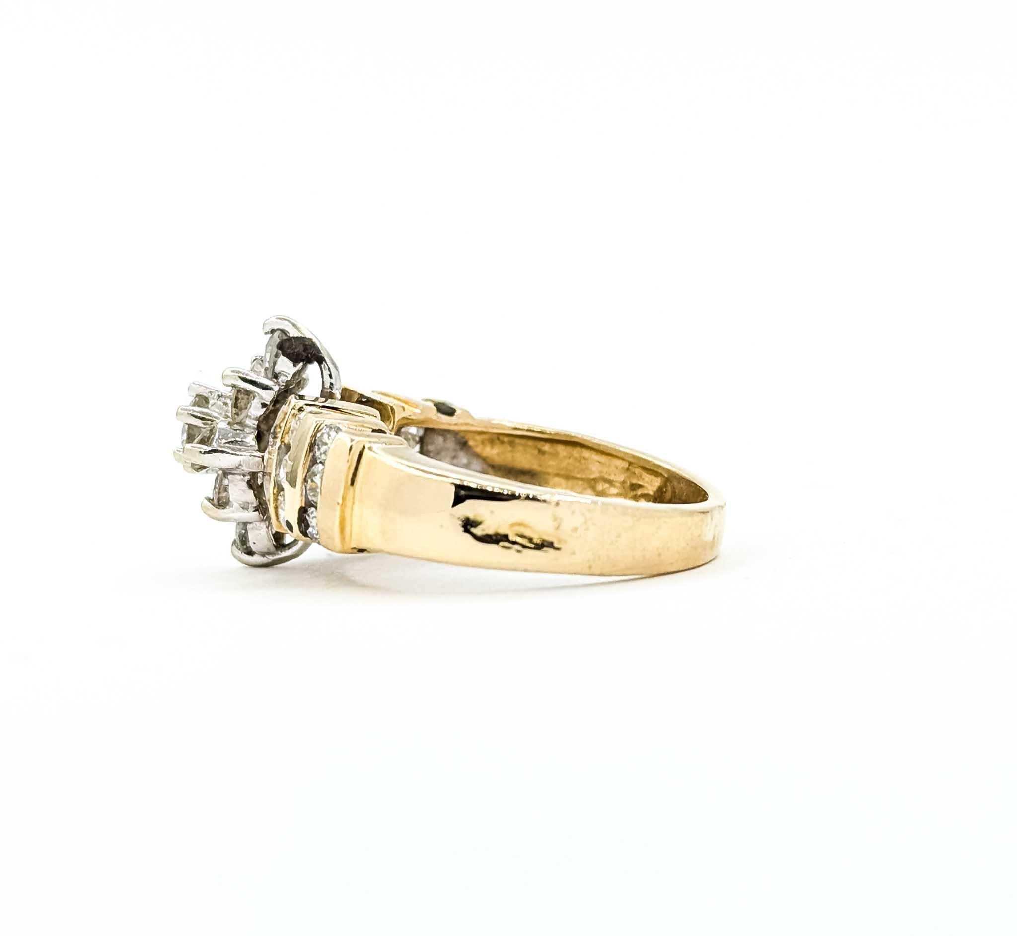 Anillo Racimo de Diamantes Brillantes en Oro Amarillo de 10k en venta 1