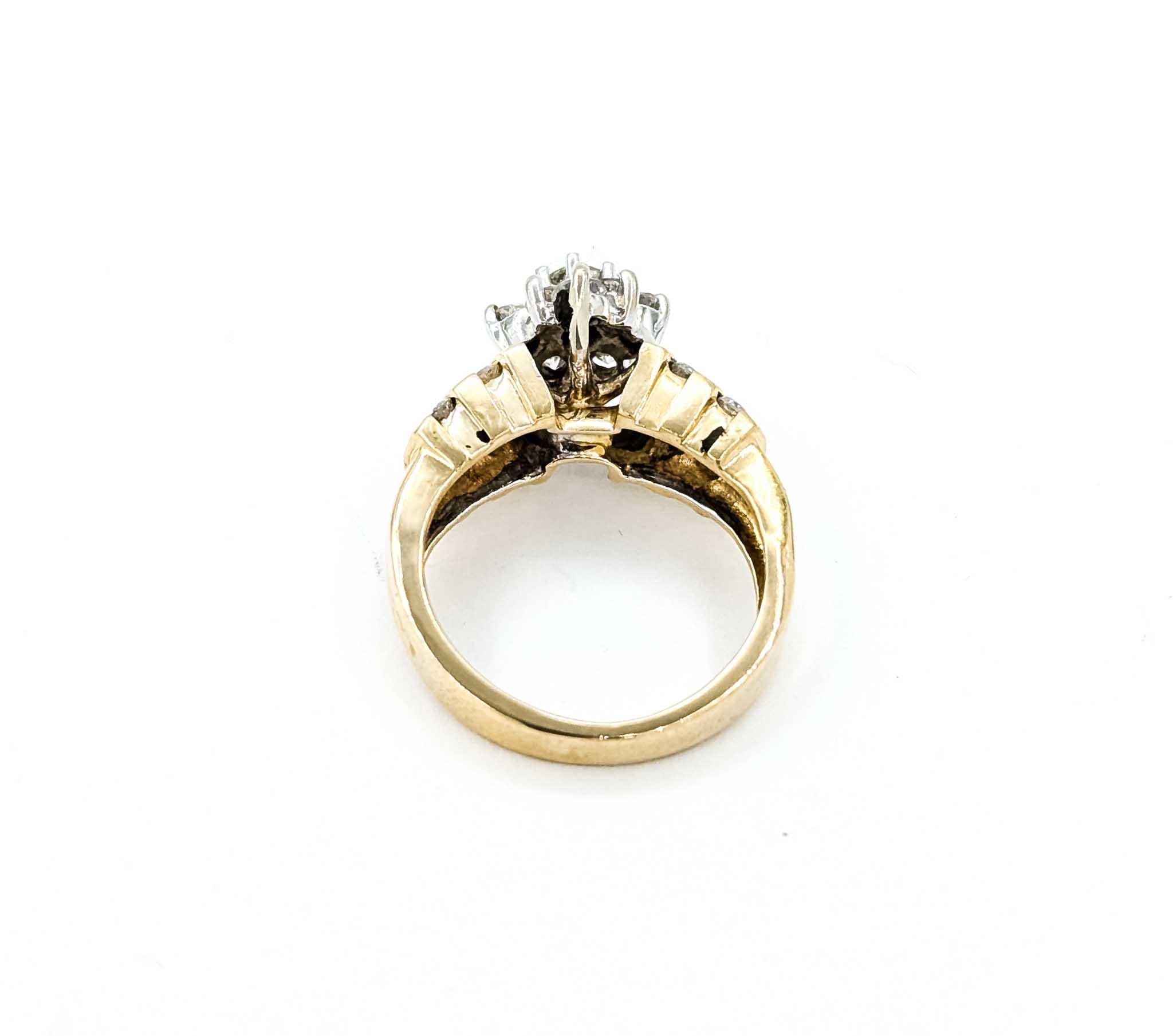 Anillo Racimo de Diamantes Brillantes en Oro Amarillo de 10k en venta 2